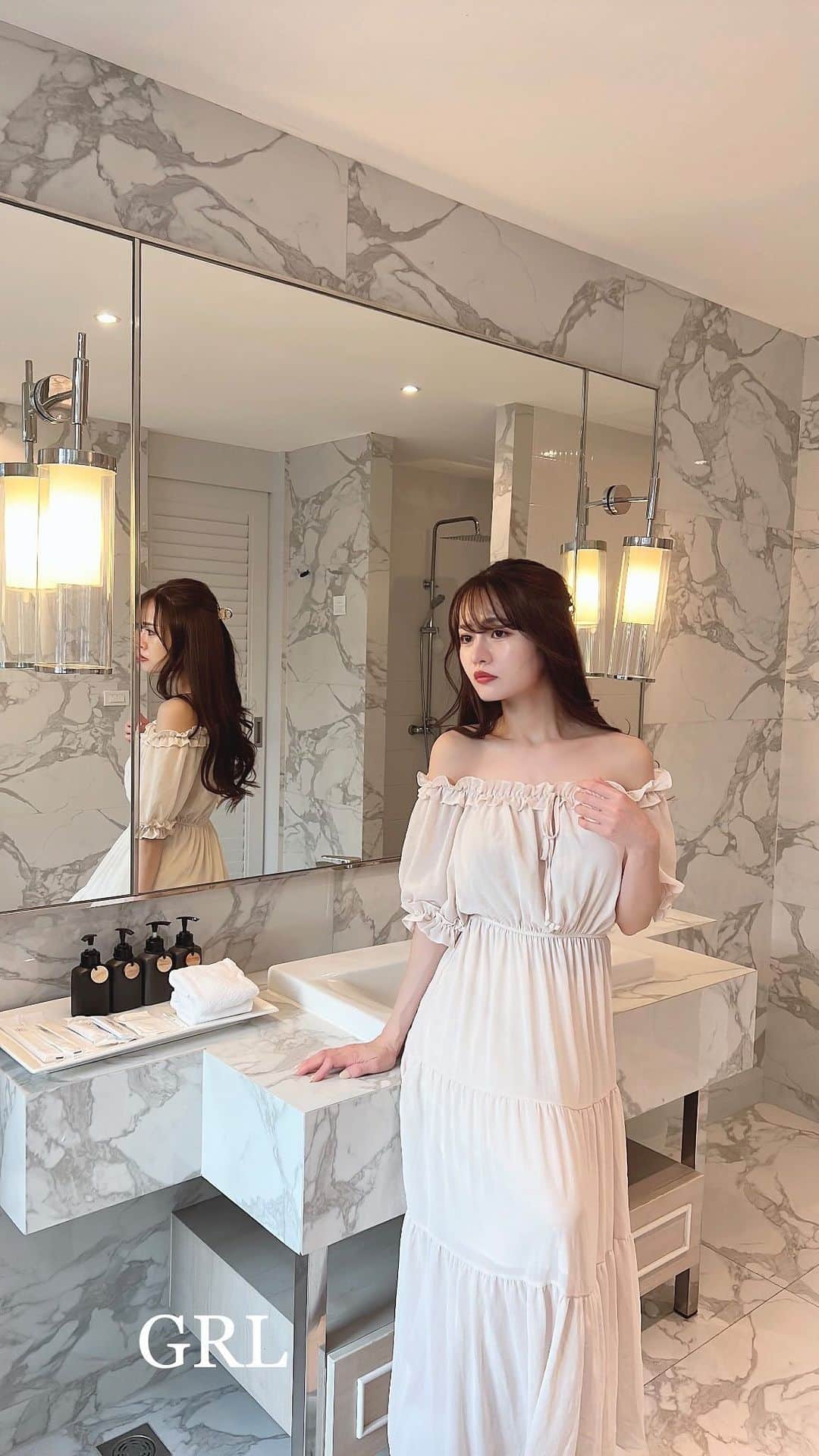 のインスタグラム：「𝒦 𝑀𝒶𝒾𝓈𝑜𝓃 𝐵𝑜𝓊𝓉𝒾𝓆𝓊𝑒 𝐻𝑜𝓉𝑒𝓁 🤍  タイのバンコクにある可愛すぎるブティックホテル @kmaisonboutique 💍🫧 　 バスルームがとにかく可愛いの🥹✨ ずっと泊まりたくてようやく🫶  オリエンタルでモダン、女の子が大好きなデザイン🤍 今回お泊まりしたのはスイートルーム🛁 スイートルームですがお値段もお手頃でとてもおすすめ✨  沢山質問いただいていた、 ルームウェアにしていたワンピース👗 @grl_official のもの。　品番[at1241] 　 #nofilter /iphone original  　 　 #タイ#タイ旅行#海外旅行#海外インテリア#バンコク#バンコク旅行#thailandtrip#bangkokhotel#luxuryhotel#grl#grl購入品#grlコーデ#グレイル#グレイルコーデ#パジャマ#ルームウェア」