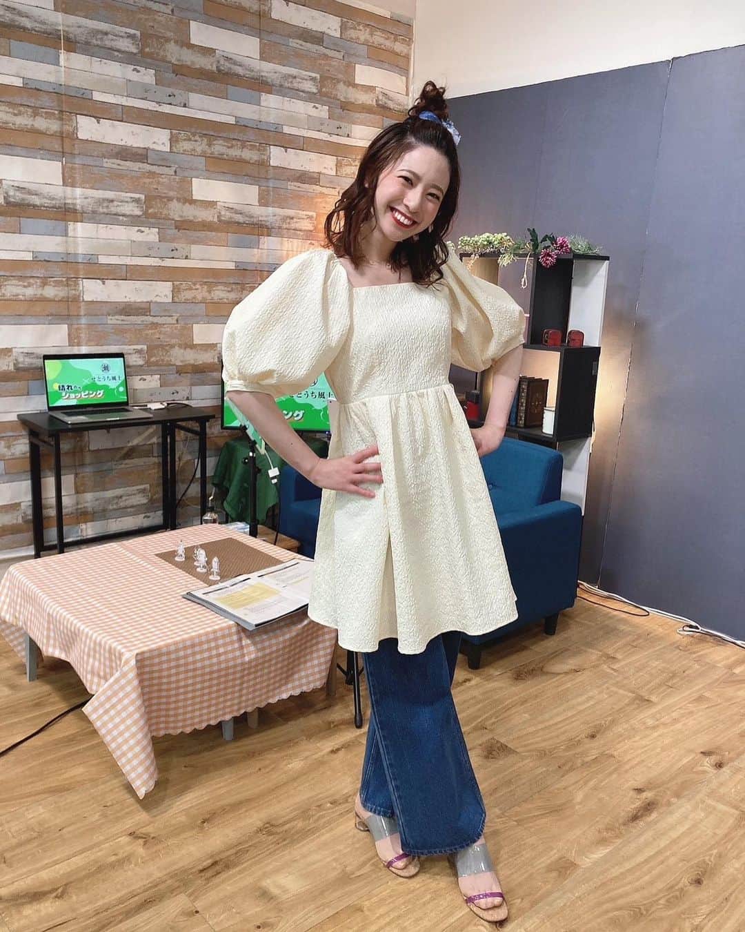 のインスタグラム：「. au PAYマーケット 「晴れのちショッピング」衣装👗  ●tops＆pants：MAJESTIC LEGON @majesticlegon_official  ●shoes：earth music&ecology @earth_1999  珍しくパンツスタイル👖 ピクニックに行きたくなるような可愛らしいファッションでした💕  素敵なお衣装ありがとうございました✨  #ウェザーニュースキャスター #aupayマーケット  #衣装協力 #衣装提供 #キャスター衣装」