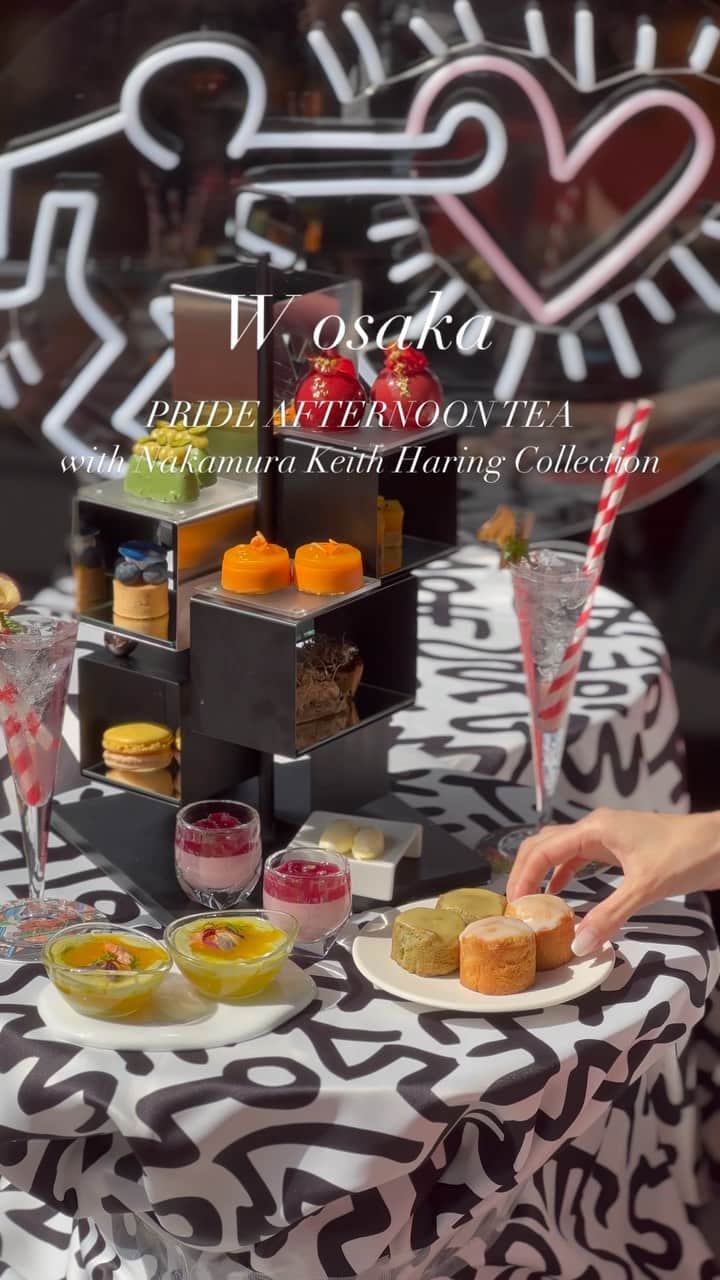 のインスタグラム：「. PRIDE AFTERNOON TEA  with Nakamura Keith Haring Collection  @wosakahotel ではプライド月間に向けて中村キース・へリング美術館とのコラボレーションアフタヌーンティーが開催されてるよ🫖  LGBTQ+コミュニティの尊厳と社会運動のシンボルとして作られたレインボーフラッグの6色を使ったスイーツと、キース・へリングがデザインしたレコードジャケットからインスパイアされたセイヴォリーで表現されたアフタヌーンティーがとってもカラフルで可愛かった🌈❤️  去年行った中村キース・へリング美術館も良かったなぁ🫶 @nakamurakeithharingcollection   2023年5月12日（金）～6月30日（金） 📍LIVING ROOM （3階） 11:30～／14:00～／16:30～／19:00～（フリーフロー90分制） ¥7,500（税・サービス料15％込）   #W大阪 #wosaka #アフタヌーンティー#w大阪アフタヌーンティー #ヌン活 #キースヘリング #keithharing #ラグジュアリーホテル #osakatrip #osakahotel #チームマクベエキングタム #チームマクキン」