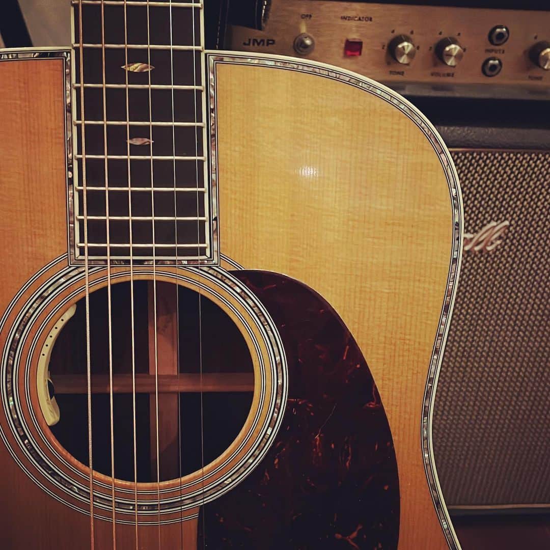 浅田信一のインスタグラム：「作曲  今朝方、夢の中で歌っていた聞いたことのない歌詞とメロディ。  すぐにスマホにメモり、起床後、午前中のうちにワンコーラス形にした。  これもある意味「棚ぼた」と言うのかな。 一曲得した気分。」