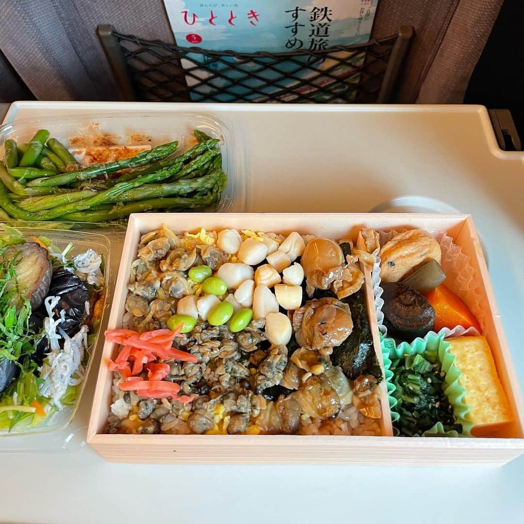 野宮真貴のインスタグラム：「. 京都へ🚄 久しぶりの『貝づくし』🍱  今日(5/13)は、平山みきさんの50周年アニバーサリー・コンサートにゲスト出演します♪  大先輩の50周年ですもの❣️ 盛り上げますよ〜😊  みなさん、お祝いに来てね💕 (当日券17:00〜)  5月13日 ロームシアター京都　サウスホール 開演　18:00 全席指定　¥7,000 お問合せ otonowa https://www.otonowa.co.jp/schedule/miki/  #平山みき #50周年#50アニバーサリー#5月13日#京都ロームシアター#野宮真貴#missmakinomiya」