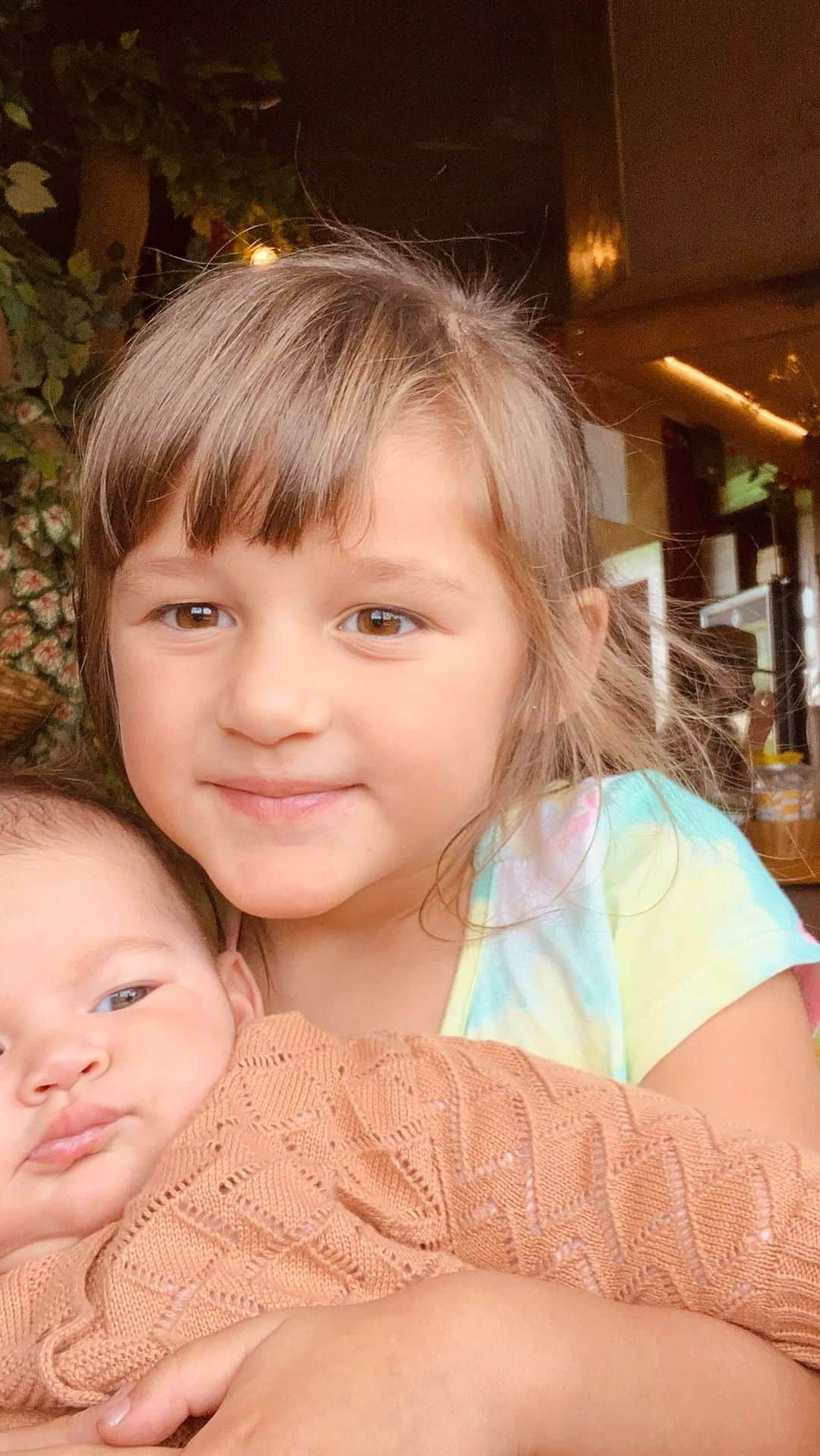 Yanna Lavigne 稲垣アンのインスタグラム：「E veio aí um textão pré dia das mães. A maternidade traz a transformação que a gente não espera o tamanho da intensidade, não espera por tanto romantismo que a gente é condicionada a acreditar que ela traz.  Minha luta diária é caber no ofício, nas metas, no Instagram, lembrar de mim de vez em quando, preservando meu espaço, meus limites, não pirar com a sobrecarga alinhada às criticas, julgamentos, apontamentos… É uma delícia ser mãe? É, mas tem muito encaixe pra caber em tantos lugares ao mesmo tempo. A sociedade faz você acreditar que você é limitada o tempo todo.  Eu tô reclamando? Tô, mas é tão bom me reconhecer em algum lugar, nem que seja num texto.  A gente vai chegar lá, num lugar mais igualitário onde existe desde equiparidade salarial , até a de sanidade feminina.  Mesmo sem saber o que essa sanidade significa, só espero que seja algo do tipo:  “Tô feliz, tô livre, não preciso caber mais…”」