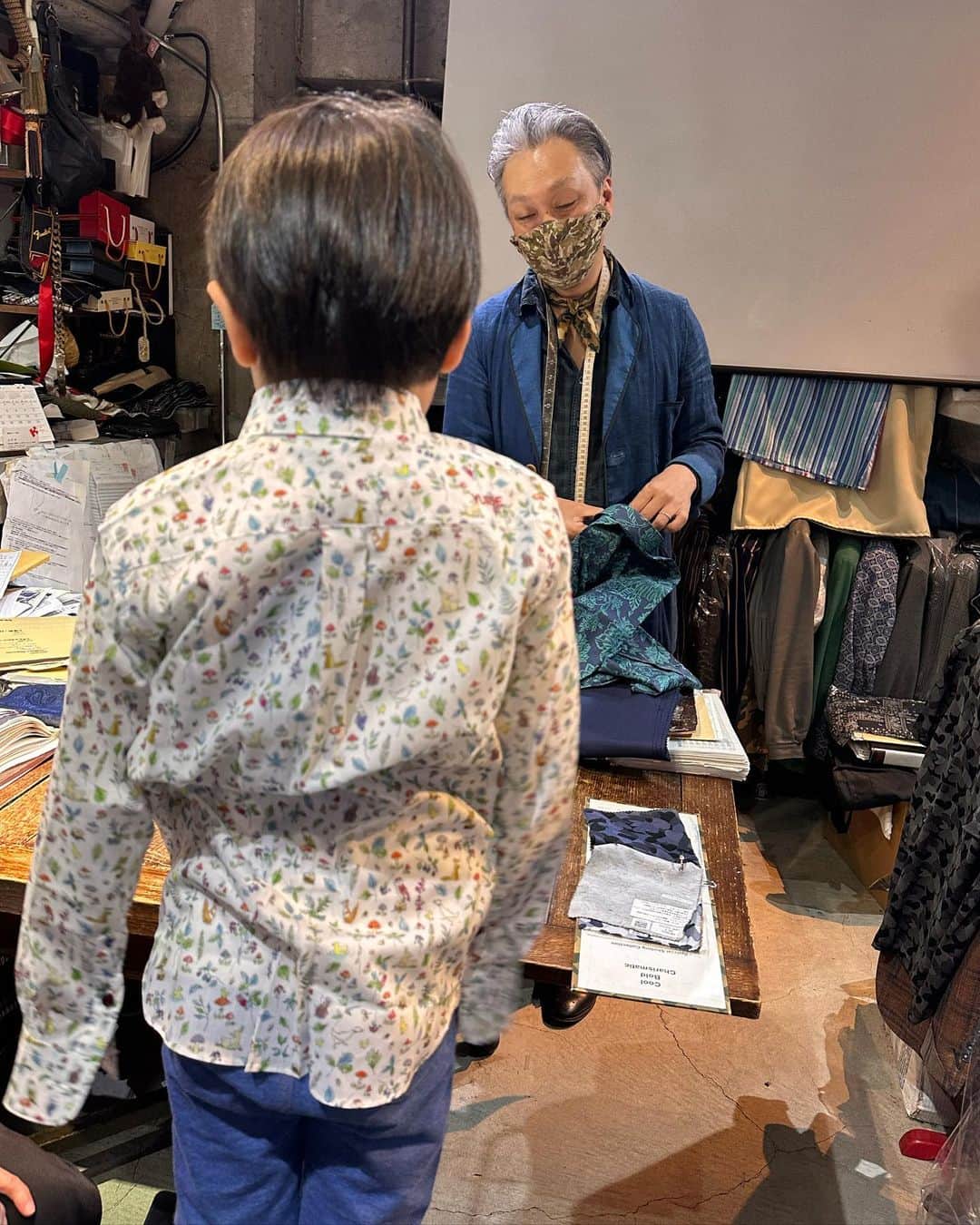 小野麻亜矢さんのインスタグラム写真 - (小野麻亜矢Instagram)「@ryojiokada の おニューなオーダーメイドシャツ♡  白い生地は息子本人がチョイス  ブルーの生地は大人達でチョイス  好きな言葉を刺繍で入れてもらえるので ブルーのシャツには ゴセイブルーとアルファベットで入れてもらったけど  出来上がった頃には ゴセイブルーはレジェンドになり  NOWなキングオージャーにハマっているという、、、 レジェンドということでま、いっか笑  白い生地には名前を刺繍してもらって 襟の形やボタンはお任せ♪ 今回もステキなシャツをありがとうございました♡  特別な日用のシャツの出来上がり〜  #オーダーメイドシャツ #世界に一つだけ #リョウジオカダ @loud_garden  #リバティー生地」5月13日 23時40分 - ono_maaya