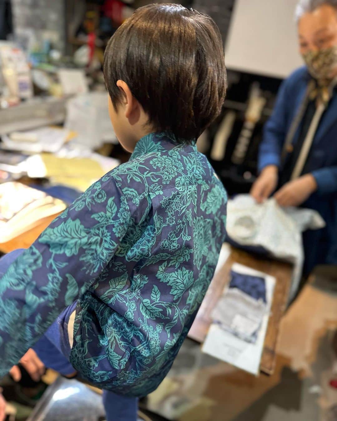 小野麻亜矢のインスタグラム：「@ryojiokada の おニューなオーダーメイドシャツ♡  白い生地は息子本人がチョイス  ブルーの生地は大人達でチョイス  好きな言葉を刺繍で入れてもらえるので ブルーのシャツには ゴセイブルーとアルファベットで入れてもらったけど  出来上がった頃には ゴセイブルーはレジェンドになり  NOWなキングオージャーにハマっているという、、、 レジェンドということでま、いっか笑  白い生地には名前を刺繍してもらって 襟の形やボタンはお任せ♪ 今回もステキなシャツをありがとうございました♡  特別な日用のシャツの出来上がり〜  #オーダーメイドシャツ #世界に一つだけ #リョウジオカダ @loud_garden  #リバティー生地」