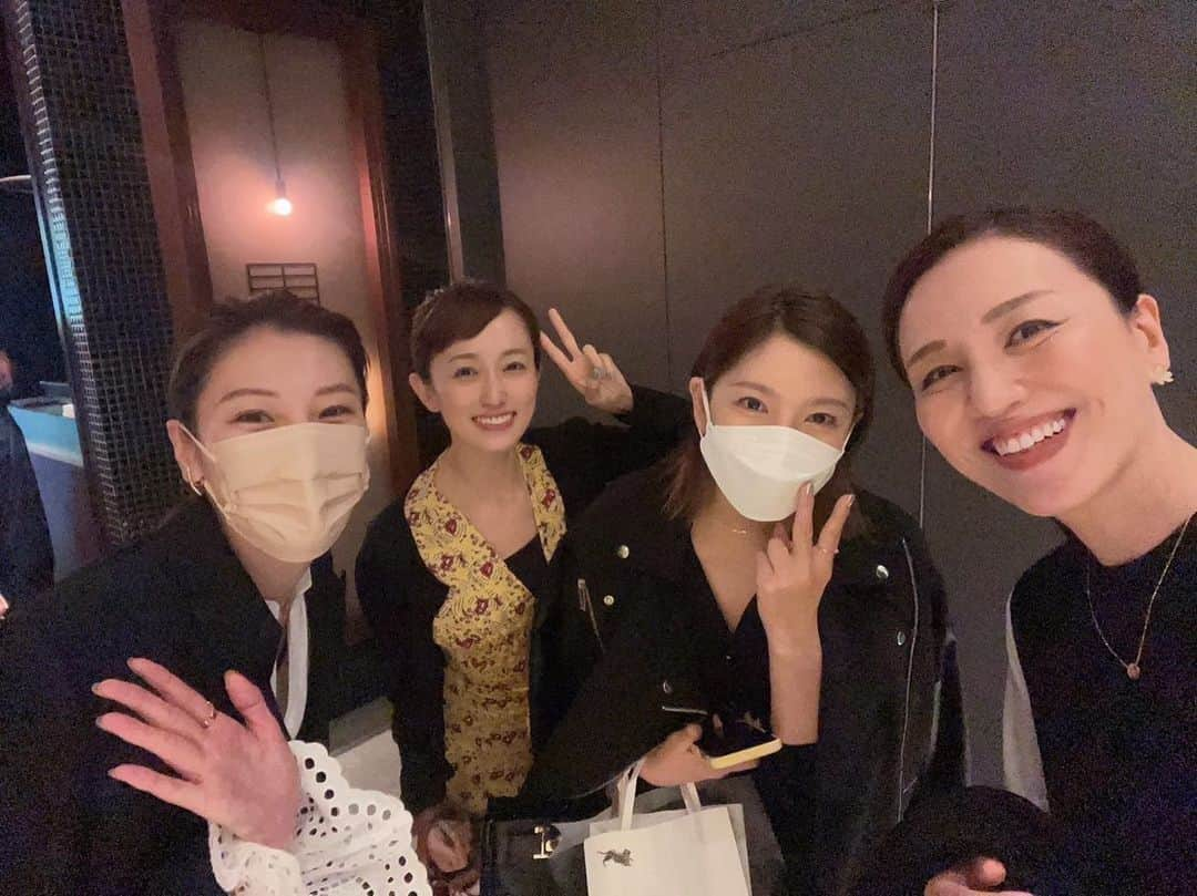 瀬戸かずやさんのインスタグラム写真 - (瀬戸かずやInstagram)「⁡ ⁡ ドキドキワクワクの素敵なランチに 行ってきました！ そうです！ あさこさんとの念願のランチ✨✨ ⁡ お店の前でウロウロしてたら 「あきらー！」と あさこさんに呼ばれて振り向くとそこには あひさんとれみさんが！！ 偶然にも同じお店に来ていたところで こんなことあるんだ！！！と めちゃくちゃ嬉しくなりました✨ ⁡ ⁡ あさこさんとはあんなことこんなこと 色んなお話をして 温かいお言葉ももらえて あーーー！やっぱりあさこさんの 何もかもが大好きだ❣️と とっても幸せで充実したランチタイムを 過ごしました💕 ⁡ そんな幸せいっぱいでふわふわしていたので 2人で写真撮ってもらうの すっかり忘れてしまいました、、、🥲 いつか必ずや！！！ ⁡ ⁡ モリモリサラダと私、、、 Photo byあさこさん❣️ ⁡ ⁡ あきら ⁡ ⁡ #瀬奈じゅん さん #遼河はるひ さん #白華れみ さん #幸せなランチ会 #偶然の出会い #引きの強いタカラジェンヌ❣️」5月13日 23時42分 - kazuya.seto_akira