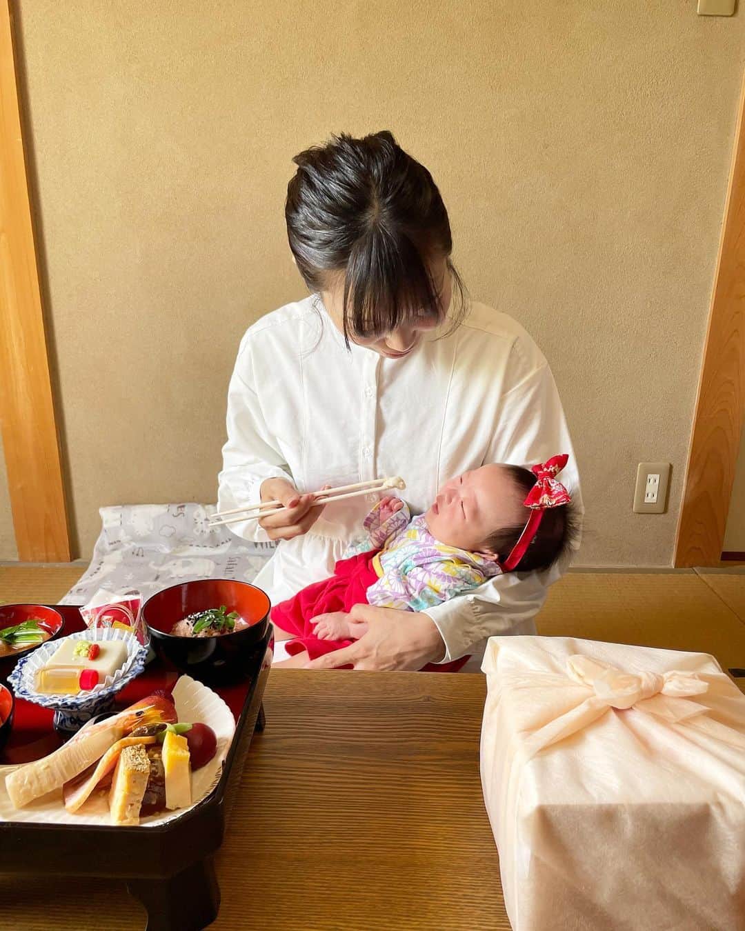 天舞音さらのインスタグラム：「お宮参りの後はお食い初め🐟  着物を脱いでやっと一息😂  お食い初めのお料理はお義母さまが手配してくださったのだけど、 なんと1年前に結納をしたお店のお料理を用意してくださった🥰  ちょうど去年のGWだったな〜としみじみ☺️☺️ 改めて写真を見返したら、なんだか初々しい😂  あの頃は1年後にお食い初めをしているなんて、想像すらしていなかった😳 人生って不思議🌸  ちなみに、ベビがつけているリボンは私の手作り🎀 お宮参り前日、夜中の2時ごろチクチク縫った💓  旦那さんには『たこ焼き屋さんみたい😂』って言われたけど！！ 広いおでこを隠すリボンは必須だったのだ！笑  #お食い初#赤ちゃん#baby#西大和さえき」