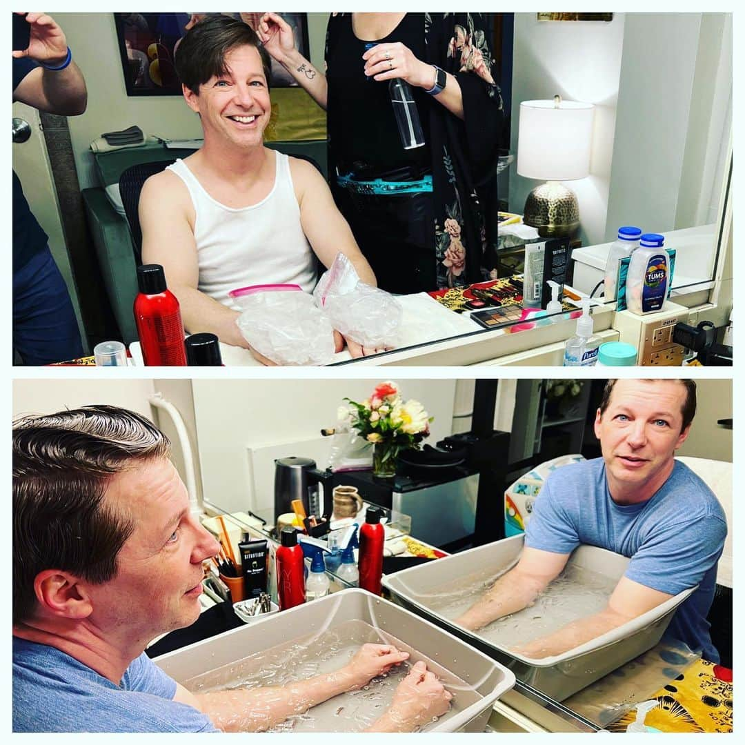 ショーン・ヘイズさんのインスタグラム写真 - (ショーン・ヘイズInstagram)「Pre-show/Post-show ritual. Gotta keep the swelling down to play Gershwin’s “Rhapsody in Blue” everyday.  ✋🏼🎹🤚🏼 #GoodNightOscar」5月13日 23時45分 - seanhayes