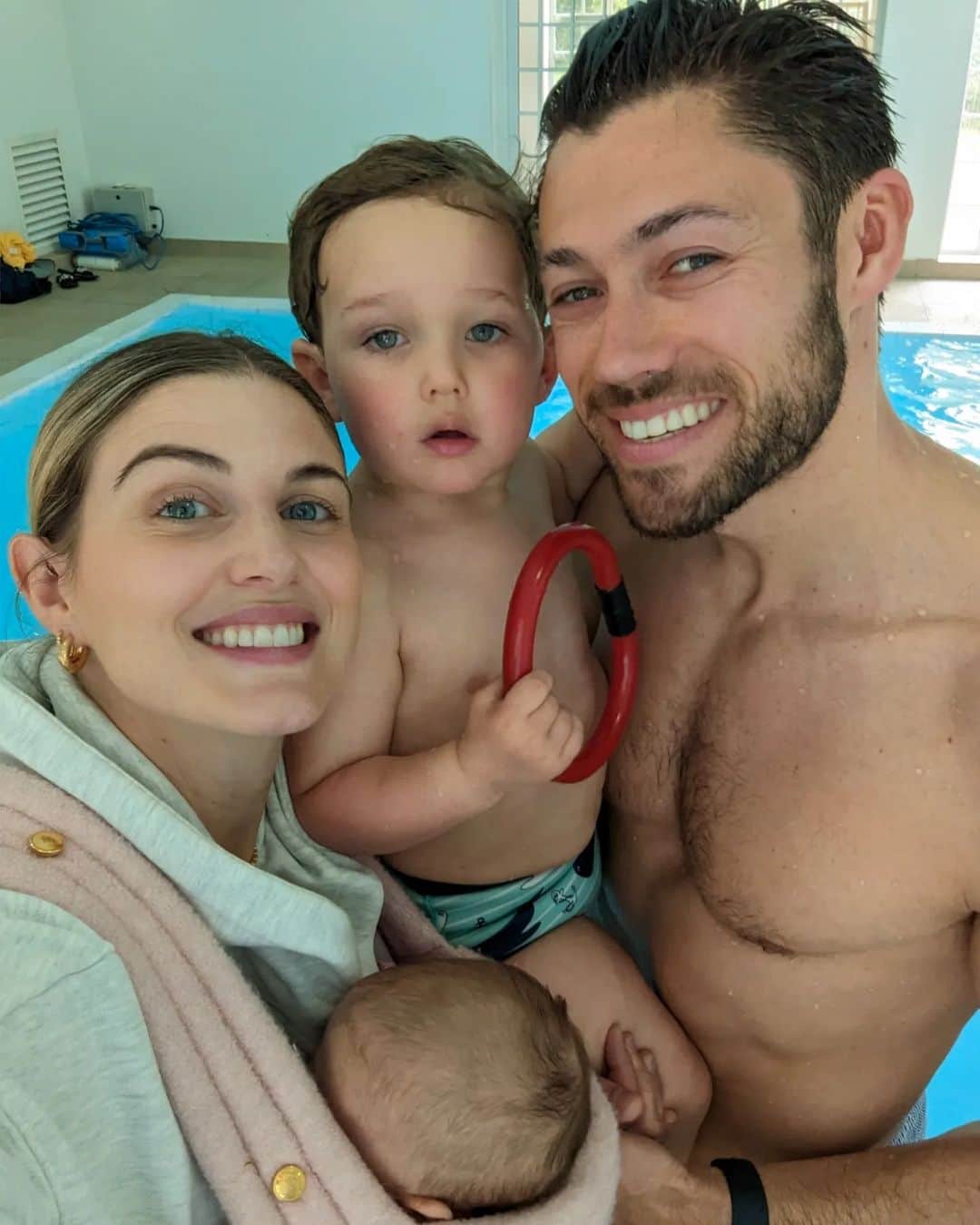 Ashley Jamesさんのインスタグラム写真 - (Ashley JamesInstagram)「I love Saturdays as a family of four. 🍀❤️  It's crazy to think it's only been this way for 10 weeks. It feels like it's always been this way!  Here's how today has looked:   🌄Tommy's got up with Alf at 5am. He sleeps in the spare room as he can have a solid night sleep, whilst I am up with Ada throughout the night in our room. We look forward to the day Alf lies in past 6, but for now Tommy likes his mornings with Alf. They go for a run and pick any shopping we need.  💙 I have cuddles in bed with both babies whilst Tommy gets up and ready.  🩳 Tommy and Alfie went swimming - and Ada and I came to watch. I signed Alf up to swim classes When Ada was born so they have a nice activity to look forward to. Alf got promoted today to the next level.  💩 Ada had a poo explosion and I didn't take wipes out with me. Thank goodness I keep a nappy caddy in the car full of spare clothes and nappies for both babies. Fully recommend.  🤍 We went for brunch whilst Alf had his nap. 🙏  📚 Alf woke up and we had cuddles on the sofa reading his favourite book - Peace at Last. It used to be my favourite too and we read it 1000x a day. I manage to feed Ada hands free by rolling up a muslin and putting it under my b00b.  👨‍👩‍👦‍👦 Now it's an afternoon of getting the house in order and playing.  Oh, and I bought the Adanola hoody that says Ada. I couldn't resist.  Life looks very different than it did a few years ago, but I feel very happy as a family of four. ❤️」5月13日 23時46分 - ashleylouisejames