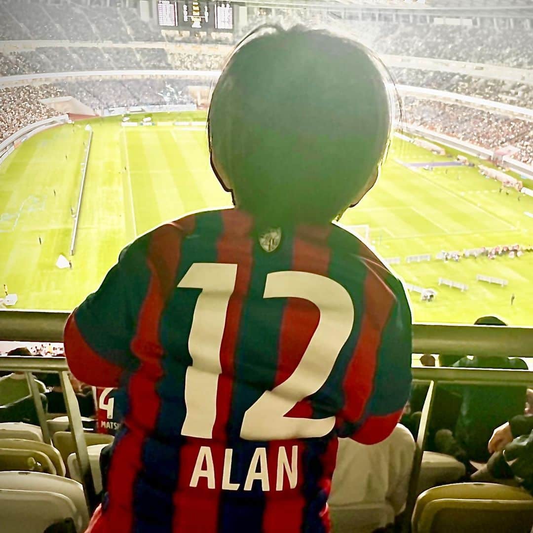 植田朝日のインスタグラム：「🔵🔴  2歳児は恐竜の人形を持ちながらノリノリでした‼️  このままサッカーに興味もってくれると良いけどね。笑  #myboy #2歳児 #fctokyo」