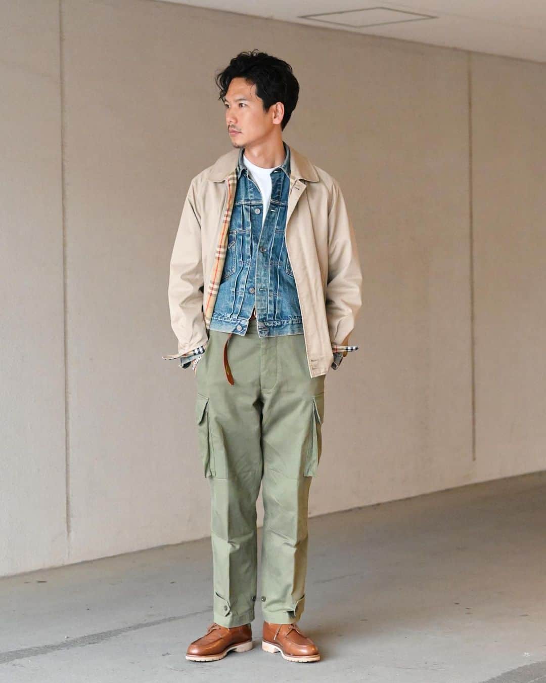 Shuhei Nishiguchiのインスタグラム：「"Rainy Casual Saturday"◀︎◀︎◀︎7pics 雨の土曜日、近所のスーパーに。 そんなお散歩アウトフィット。  【ITEM】 Blouson： @burberry 80's Jacket： @levis 507xx 50's T-shirt： @beams_f  Trousers： @tangent.clothing_official  Belt： maison_gauchos Shoes： @jmwestonofficial  Watch： @cartier 80's  #mensstreetstyle #mensclothing #vintagefashion #vintagewatch #mensweardaily #spezzatura #outfitmen」