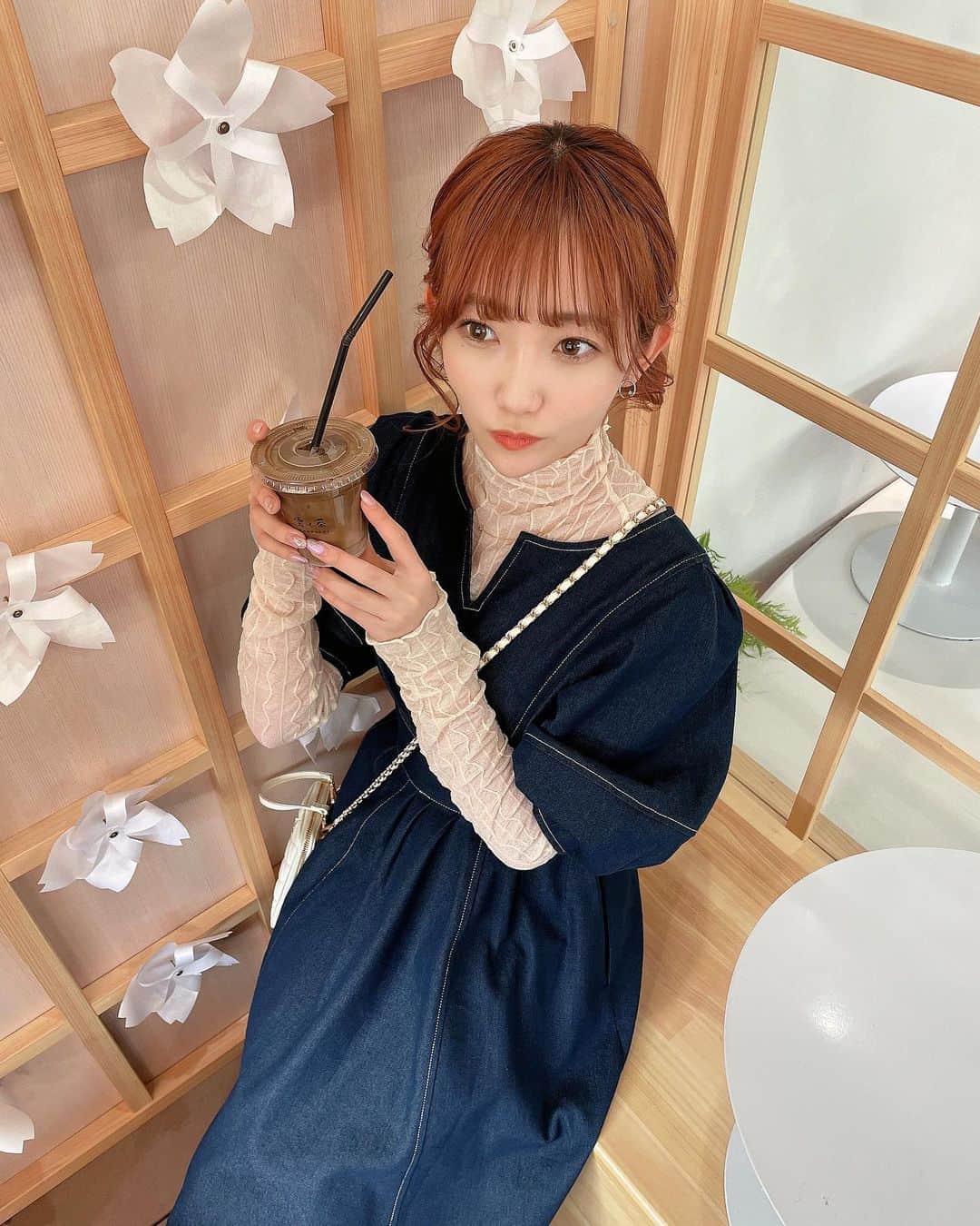 夏川愛実のインスタグラム：「⁡ デニムワンピース💕💕💕 ⁡ と、ほうじ茶ラテ飲んでます🍂 ⁡ ⁡ #デニムワンピース#デニムコーデ#春コーデ #naturalcouture#ランタンスリーブワンピース  #オレンジブラウン#ヘアカラー #ボブ#ボブアレンジ#ショートヘア#ヘアカラー#暖色カラー #ヘアアレンジ#外ハネアレンジ#外ハネ#春コーデ #148cm#f4f#いいね返し#l4l#フォロバ ⁡ ⁡ ⁡ ⁡」