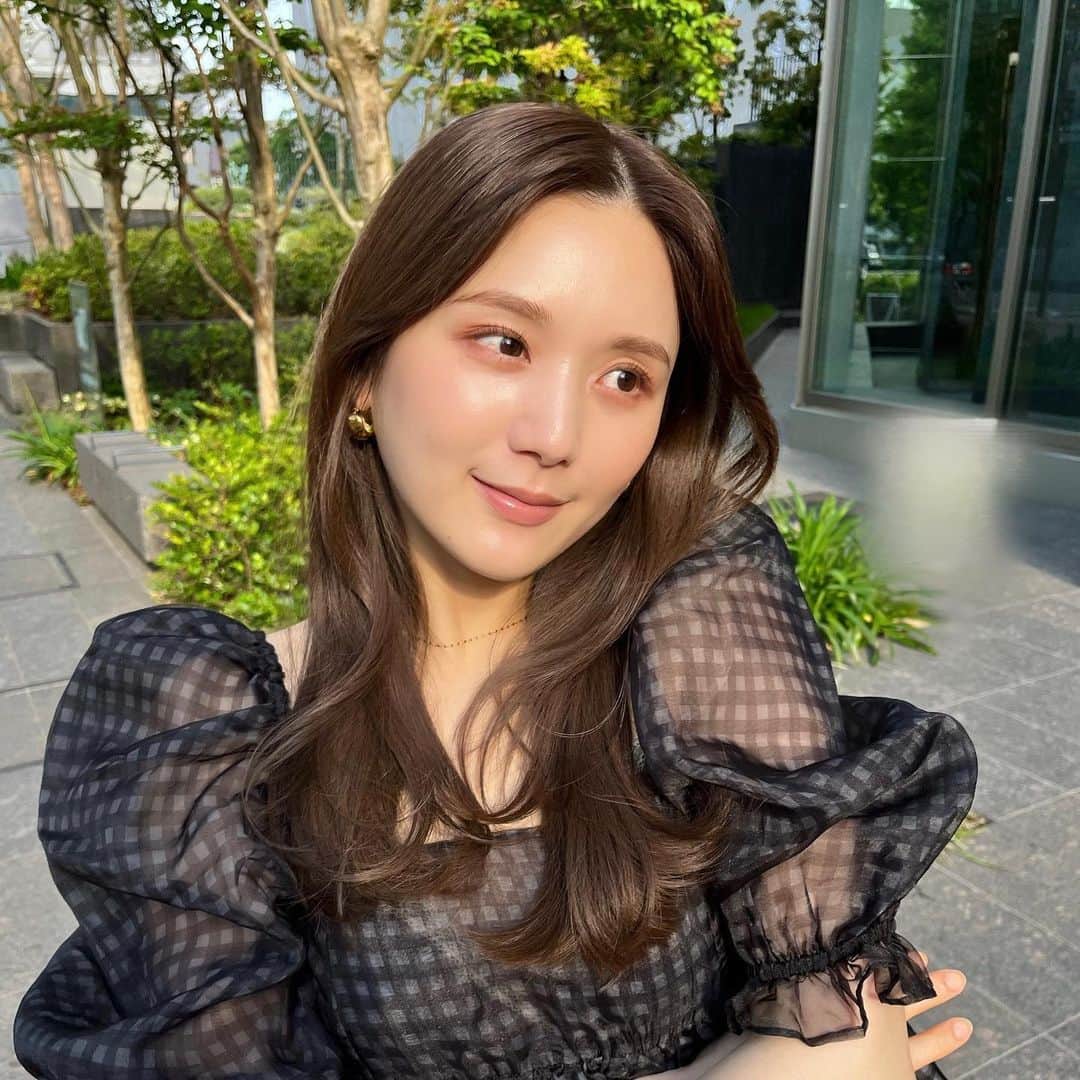 ひよんのインスタグラム：「🖤🖤🖤  メイクも髪色もお気に入り❤️‍🔥  みんなの最近のお気に入りコスメ知りたいな〜🫣💓 コメ返するね🥳🥳🥳  #ひよん #ひよんメイク #ひよんコーデ」