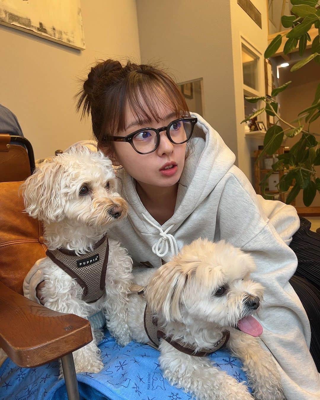 山田菜々のインスタグラム：「今日はメイクする気分にならなくて、 完全スイッチオフモード🫨 (日焼け止めだけはぬった！えらい！)  すずが撮ってくれた写真が偶然にも同じところを見てる写真があってお気に入り🥹🫰✨  記念に最後の半目ものせておこうと🙄☝️」