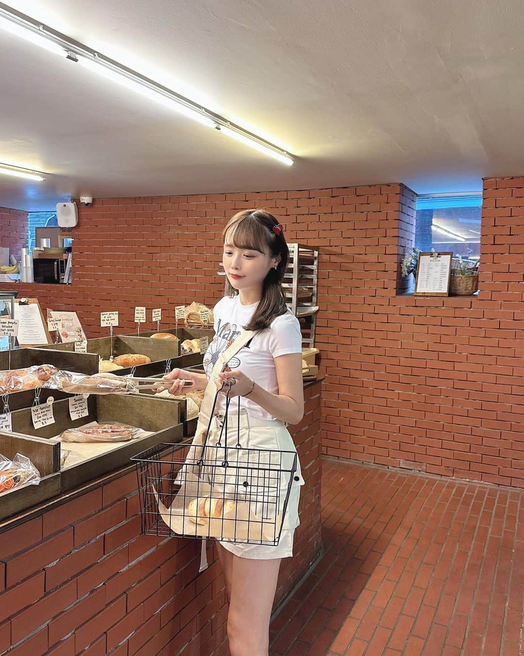 計良日向子（ひなひ）さんのインスタグラム写真 - (計良日向子（ひなひ）Instagram)「. 漢江鎮の可愛いパン屋さん🥐🌼 . . . mardiで買い物したあと すぐ近くに可愛いカフェ見つけて 吸い込まれるように入っていった💞 (歩いてて見つけただけなので 位置情報とお店のタグが探しても 見つからずでごめんなさい🥲) (mardiのすぐ目の前にあるので 気になった方は行ってみてね🤍) . . . 買ってすぐmardiのTシャツ着た🤍 可愛いいい！夏に愛用する🫶 . . . 👗Tシャツ　@mardi_mercredi_official . 👗スカート　韓国 👜バッグ　@josephandstacey . 👡サンダル　韓国 . . . #韓国旅行 #韓国コーデ #漢江鎮 #漢江鎮カフェ #mardi #高速ターミナル #プチプラコーデ #treatürself #トリート」5月13日 22時28分 - kerahinako1105