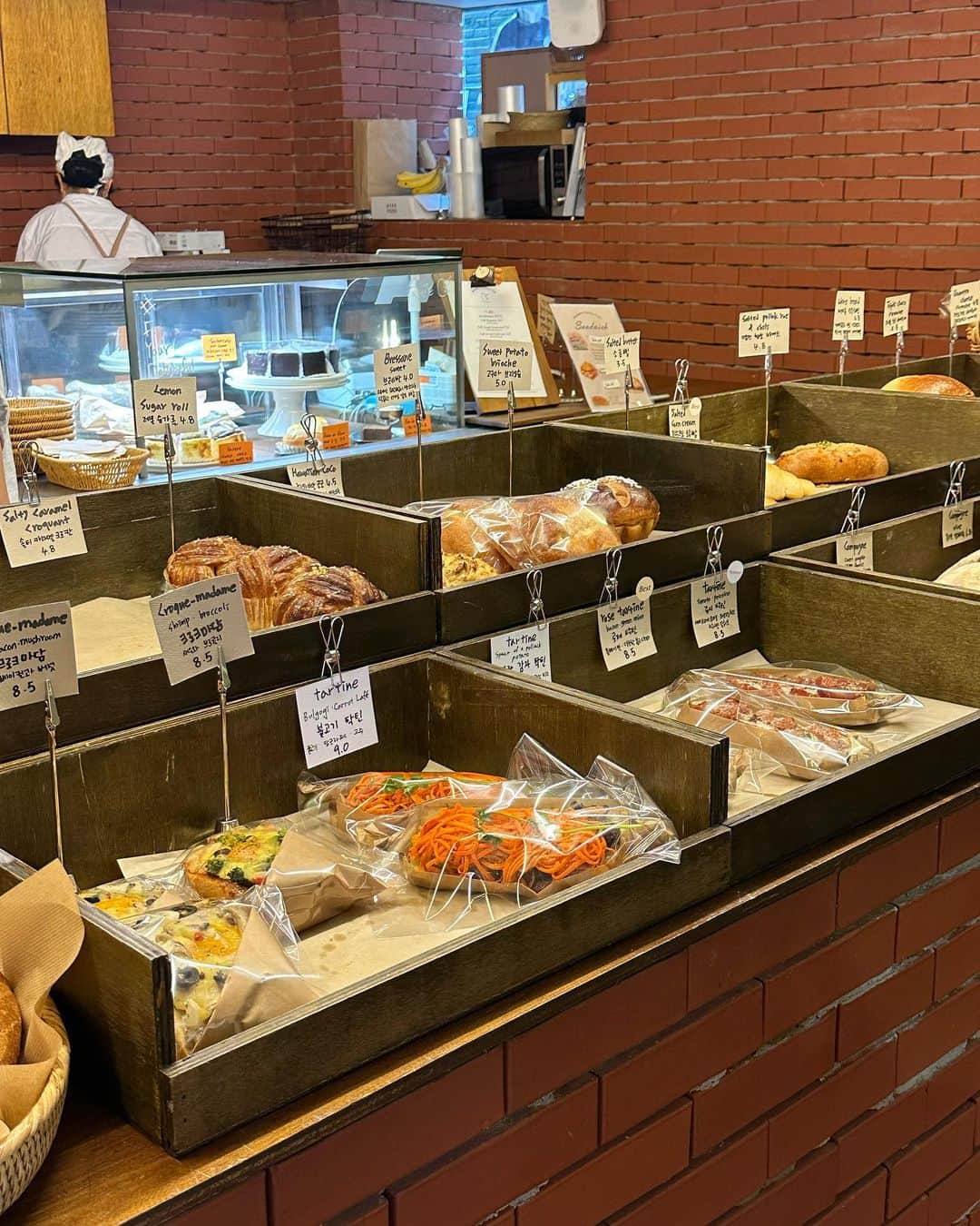 計良日向子（ひなひ）さんのインスタグラム写真 - (計良日向子（ひなひ）Instagram)「. 漢江鎮の可愛いパン屋さん🥐🌼 . . . mardiで買い物したあと すぐ近くに可愛いカフェ見つけて 吸い込まれるように入っていった💞 (歩いてて見つけただけなので 位置情報とお店のタグが探しても 見つからずでごめんなさい🥲) (mardiのすぐ目の前にあるので 気になった方は行ってみてね🤍) . . . 買ってすぐmardiのTシャツ着た🤍 可愛いいい！夏に愛用する🫶 . . . 👗Tシャツ　@mardi_mercredi_official . 👗スカート　韓国 👜バッグ　@josephandstacey . 👡サンダル　韓国 . . . #韓国旅行 #韓国コーデ #漢江鎮 #漢江鎮カフェ #mardi #高速ターミナル #プチプラコーデ #treatürself #トリート」5月13日 22時28分 - kerahinako1105