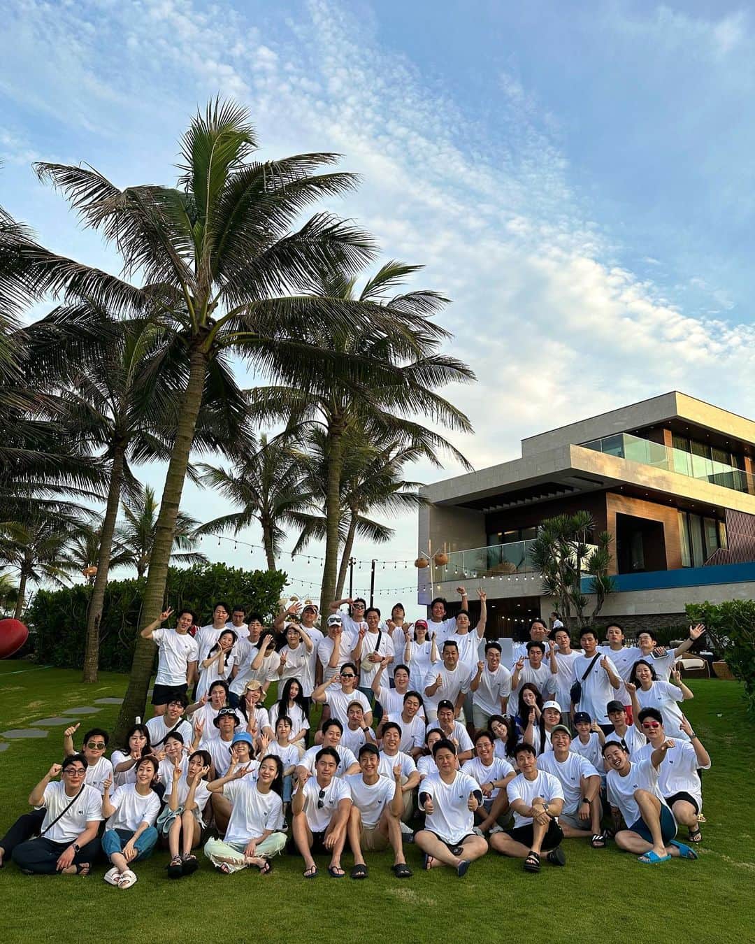 のインスタグラム：「함께여서 즐거웠고, 정말 행복했습니다   Be happy ❤️ BH NICE..🖤  항상 감사합니다 💛」