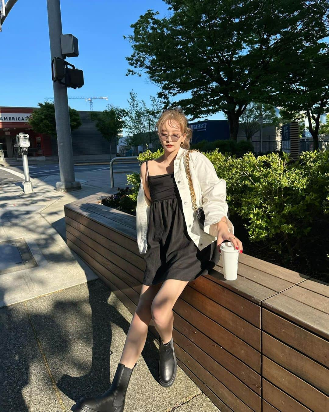 白倉あやさんのインスタグラム写真 - (白倉あやInstagram)「In USA !!!  Black camisoles×gold accessories🖤  アメリカはカラっとしてて涼しい〜🇺🇸 実は高校のときアメリカに留学してて7年ぶり？とかなの🫶🏻  細くみえるブーツつくっちゃった…🤫 Denim jacketも今年はオーバーサイズが欲しかったの！ coming soon…🤞🏻 @mavimoon_official」5月13日 22時22分 - shirakur_a