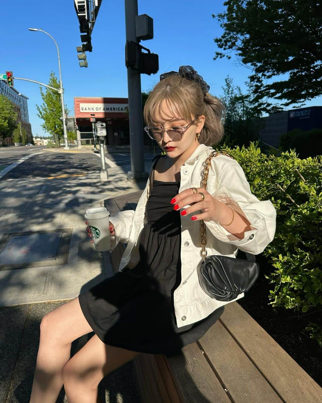 白倉あやさんのインスタグラム写真 - (白倉あやInstagram)「In USA !!!  Black camisoles×gold accessories🖤  アメリカはカラっとしてて涼しい〜🇺🇸 実は高校のときアメリカに留学してて7年ぶり？とかなの🫶🏻  細くみえるブーツつくっちゃった…🤫 Denim jacketも今年はオーバーサイズが欲しかったの！ coming soon…🤞🏻 @mavimoon_official」5月13日 22時22分 - shirakur_a