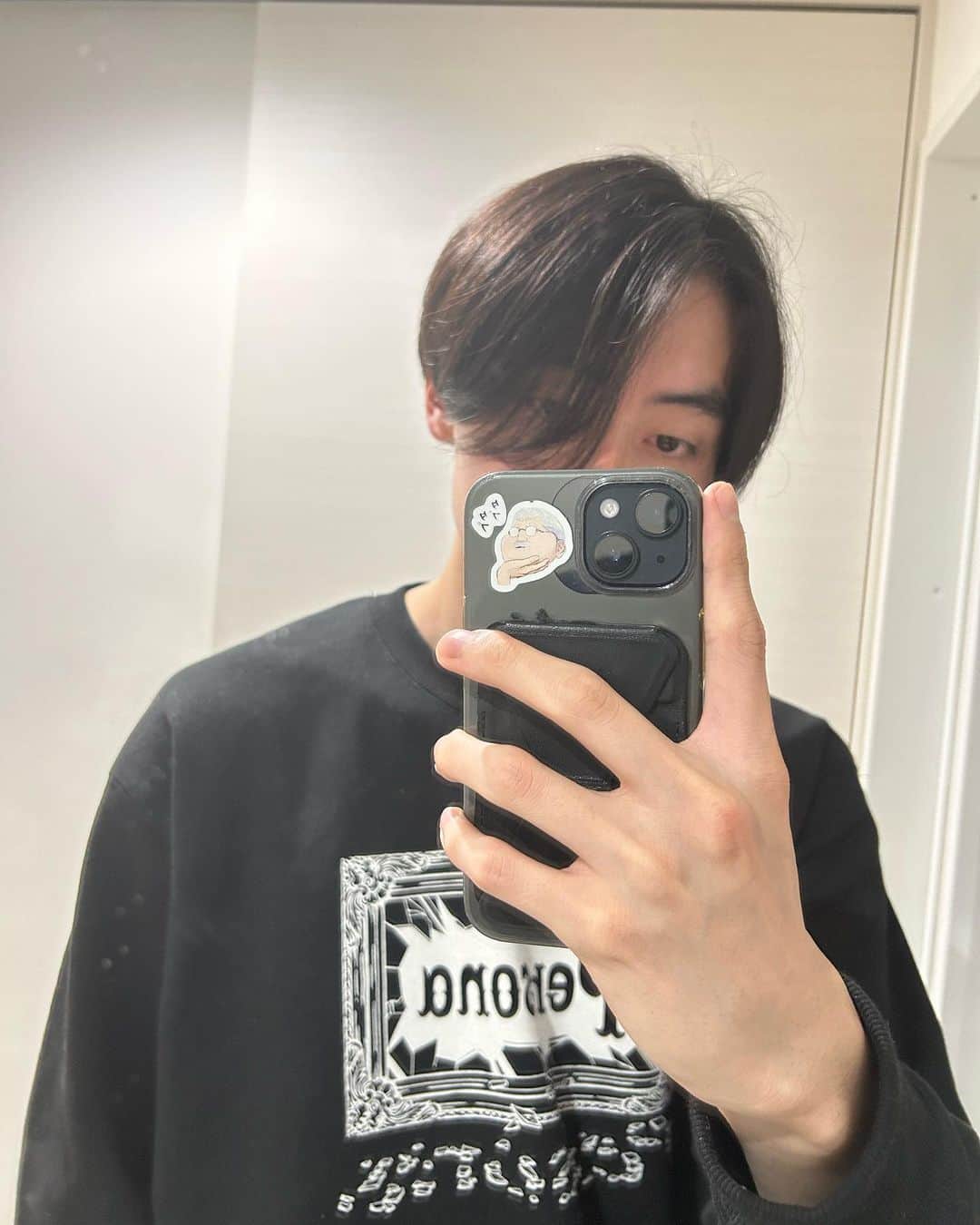 松村和哉のインスタグラム：「鏡が汚いので髪切りました。 半年以上ぶりです。 グッズ着てるし。 情報量なにこれ。」