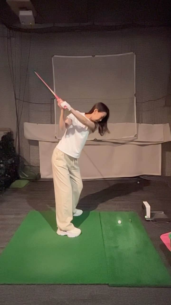 Mai Yamadaのインスタグラム：「自由が丘のONESTAR GOLFでレッスン受けてきました🏌️‍♀️ @onestar_golf   いつもフェースが開いてしまって右に行くのが、全然直らず😭 今日で少し改善された！！！ とは言え、まだまだ色んなところがおかしいので、ひとつずつ直していこう💪🏻  ここは最大でも3人までのレッスンなので、しっかり見てもらえておススメです😊 今なら山田の紹介でお得になりますよ🏌️‍♀️🤍 _____________ ⛳️体験レッスン無料！！ 予約時に下記コードを記入してください👇🏻  yamadamai_  ⛳️入会すると グループレッスン体験代・入会金・事務手数料が無料！！  有効期限：2023.7.15 _____________  ✍️個人的なメモ ▷もっと左足重心 ▷右足の内側 ▷肩を回すだけ ▷2で左足踏み込む ▷手首動かさない ▷ハーフスイングで練習 ▷インパクトの時の右足 ▷手の甲の向き 自分しかわからないメモでごめんなさい😂  #ゴルフ#ゴルフ女子#ゴルフ初心者#ゴルフ好き#ゴルフスイング #ゴルフ練習#ゴルフレッスン#スポーツ#休日#golf#golfgirls#golfswing#golflife#golfstagram」