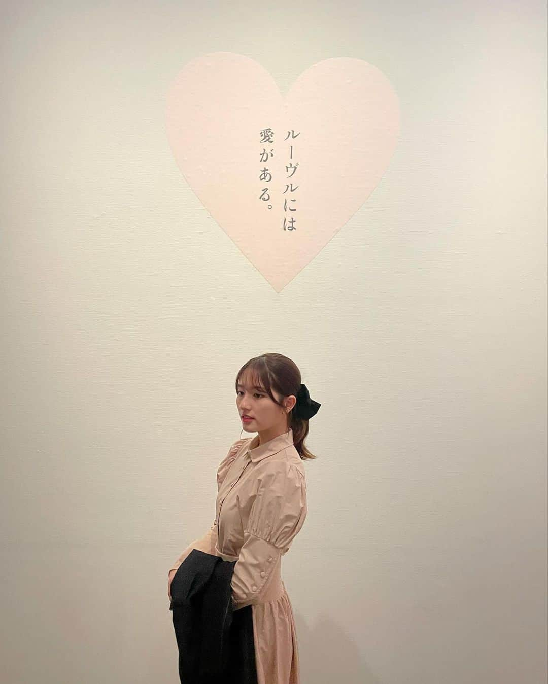 大和田南那のインスタグラム：「ルーヴル美術館展♡  愛がテーマだから ハッピーなモノを想像して行ったから 悲しい結末の作品が多くて衝撃だったけど、色々な愛の形があってどれも美しかった。🪽  私は中でも楽しくピュアな恋を描いているニコラ・ランクレの鳥籠という作品が好みでした🕊️🏹🤍  休日のお昼時人がとても多かったから またゆっくり観に行きたいし いつか本場のルーヴル美術館も行ってみたいな、と思いました🪷  新しくしたネイルがなんだかとても合ってた🎀  #ルーヴル美術館展#louvre#ルーヴル美術館展愛を描く#ルーヴル美術館」