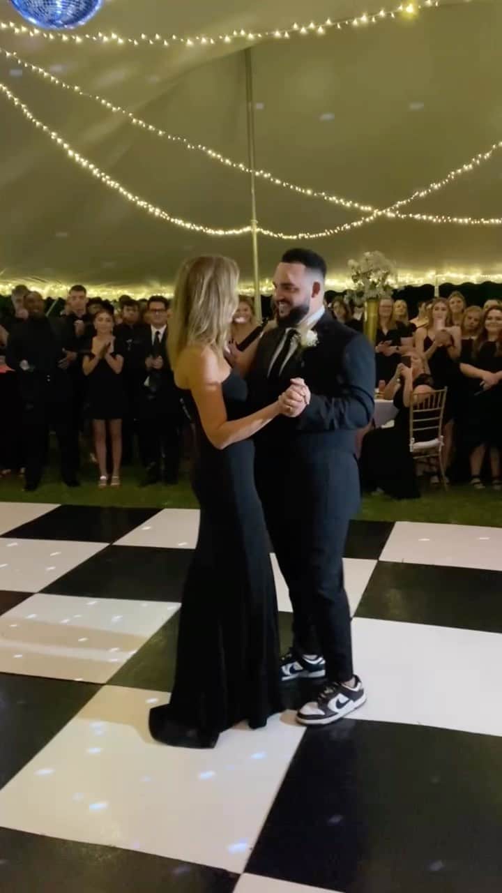 コリー・ロバートソンのインスタグラム：「Happy Saturday!! Still reliving this CELEBRATION from @willr0b and @abbykayrob wedding 🤗Abby graduated from @libertyuniversity yesterday so they are still celebrating!! Big life moments! Huge congrats!!   Kicked off the reception in true Louisiana fashion with a “second line”, mother son danced to “always be my baby,” then started the party with “we are family”, I have the sweetest memory of @realwilliebosshog dancing hilariously and Shep dying laughing at him, that no one caught on camera, these are moments I will never forget,🤍🖤#meettherobertsons23」