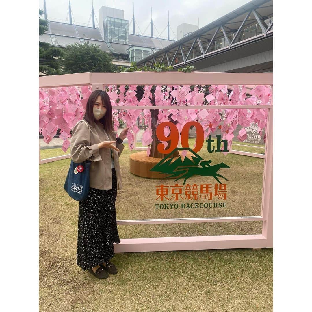 舘谷春香さんのインスタグラム写真 - (舘谷春香Instagram)「今日も東京競馬場でJRAビギナーズセミナーのお仕事でした🌹 イベント盛りだくさんの東京競馬場🌹  ローズガーデンでスタンプラリーやっていたのでお仕事の合間に巡って可愛いトートバッグゲットしました🐴🌹  90周年の記念樹型モニュメントもとても素敵🫶私も書いてきました🫶  東京競馬場に行ったらぜひいろんなイベントに参加してみてください🐴💗  #JRA #日本中央競馬会 #競馬 #競馬女子 #競馬好き #競馬好きな人と繋がりたい #競馬好きと繋がりたい #umajo #ウマ女 #東京競馬場 #競馬場 #ビギナーズセミナー #ローズガーデン #バラ #🌹 #🐴」5月13日 22時47分 - tty0250hrk