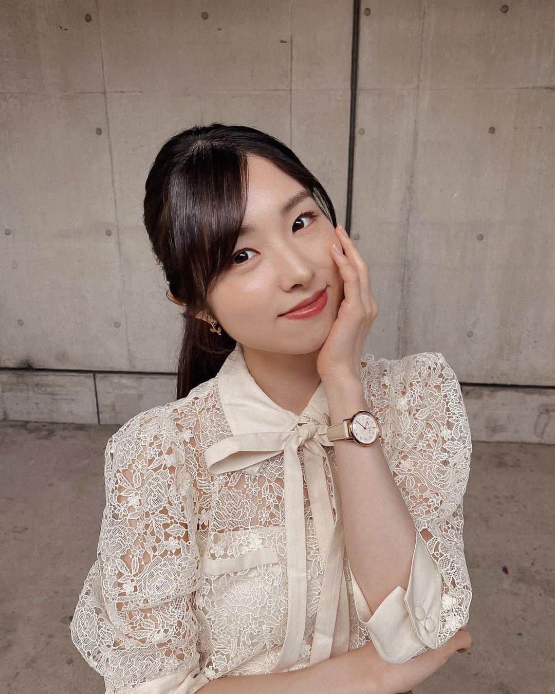 のインスタグラム：「🍂 . 未だにポーズ何していいか分からない🤷🏻‍♀️ (衣装着たら大丈夫になるのは職業病だね。笑)  イヤリングはよく見るとチューリップです🤍 . . #春服コーデ  #herlipto #レース柄」
