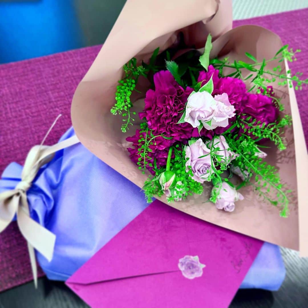 高橋幸さんのインスタグラム写真 - (高橋幸Instagram)「紫好きの母へ、ひと足早く。 いつもありがとうの気持ちをこめて💜  #母の日　#カーネーション  #purpleflowers #mothersday」5月13日 22時43分 - sachitakahashi8