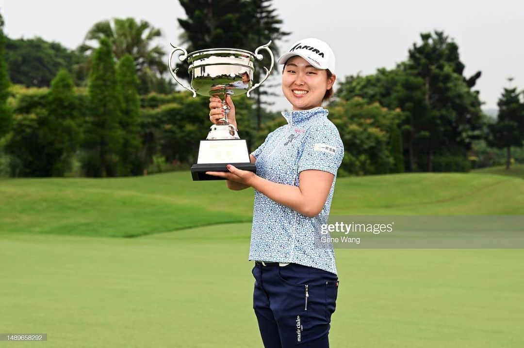 のインスタグラム：「CTBCレディスオープンでステップ初優勝することができました！  やっとやっと勝てました😭  どんな時でも応援してくださってるスポンサー様、家族、ファンの皆様、いつも本当にありがとうございます。  ここ数年、辛いゴルフが続いてましたがこのオフはスイングを見直したり、メンタルトレーニングをしたり、フィジカルトレーニングも頑張ってきました。 こうして初優勝に繋げることができて嬉しいです😆  台湾での試合は初めてでしたが、コースの仕上がりも素晴らしく、キャディさんは日本語を勉強されていて楽しくプレーできました。 今日はたくさんのギャラリーの中でプレーでき、幸せでした😊 日本語で頑張って！と何回も言っていただいて本当に台湾の皆さんあたたかくて最高です🫶🏻  まだまだステップも続きますのでこれからもっと勝てるように頑張ります！これからも応援よろしくお願いいたします😊❤️ #感謝 #akiraproducts @akira_products  #一昇金属 #静ヒルズカントリークラブ @shizu_hills_country_club  #marieclairegolf @marieclaire_golf  #footjoy @footjoy  @mindful_golf_coaching_   #コースに孔雀がいっぱい #グリーン上は冬のサイパン合宿が活きました」