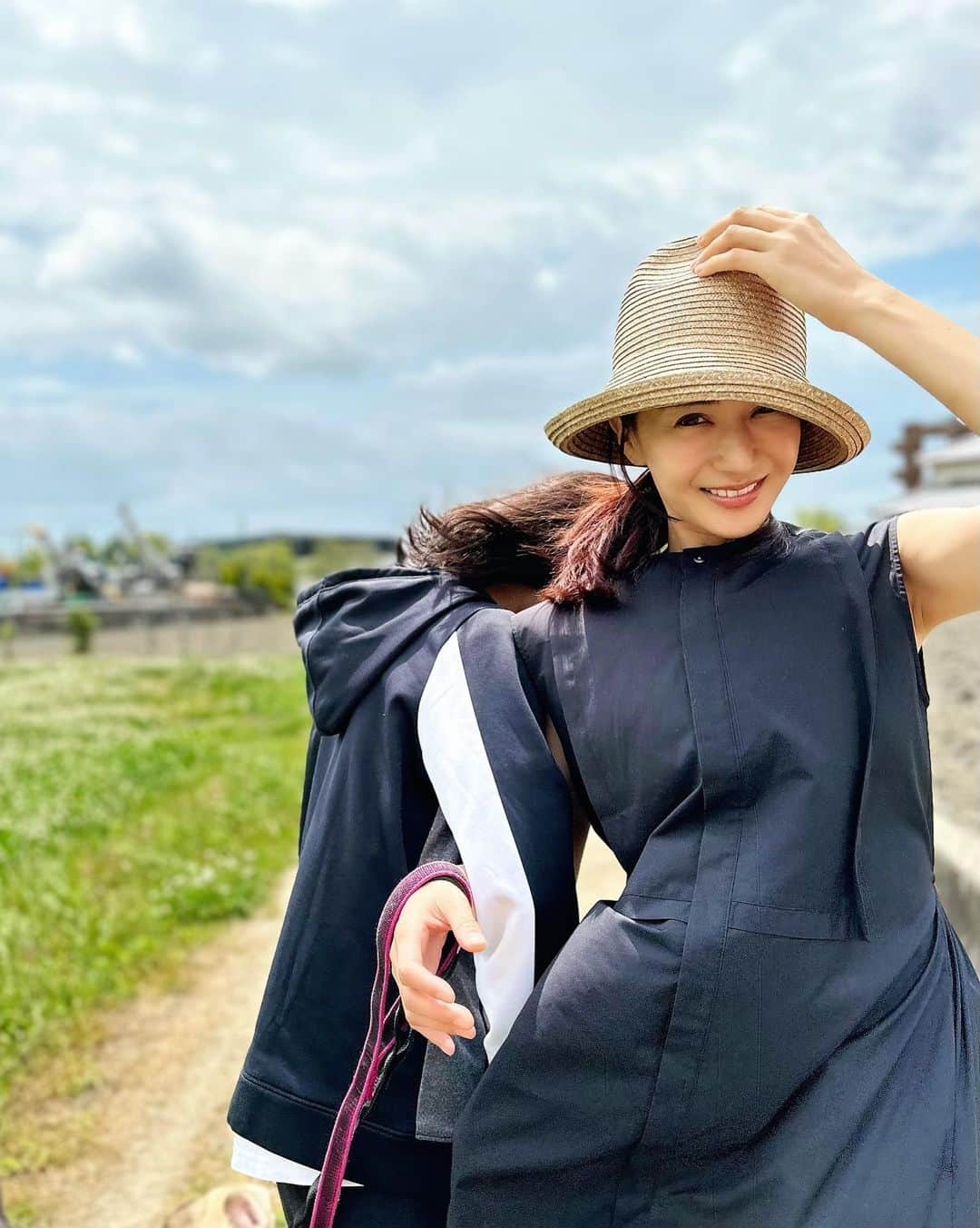 桐山マキさんのインスタグラム写真 - (桐山マキInstagram)「. . . My niece ♡  可愛い姪っ子ちゃん お受験に向けて 日々頑張ってる姿をみて 叔母さんは心から応援してます📖  叔母さんは 強風の為 おろしたての @marihoja  帽子が飛んでいき 焦りました🌬️  @newans.official  強風にあおられても めちゃくちゃ美ラインワンピです♡  #japan #fashion #love #onepeace  #newans  #black #niece  #cute #姪っ子 #と #叔母さん #共通点は #よく寝ます #動物好き #🤍」5月13日 22時45分 - maki_kiriyama