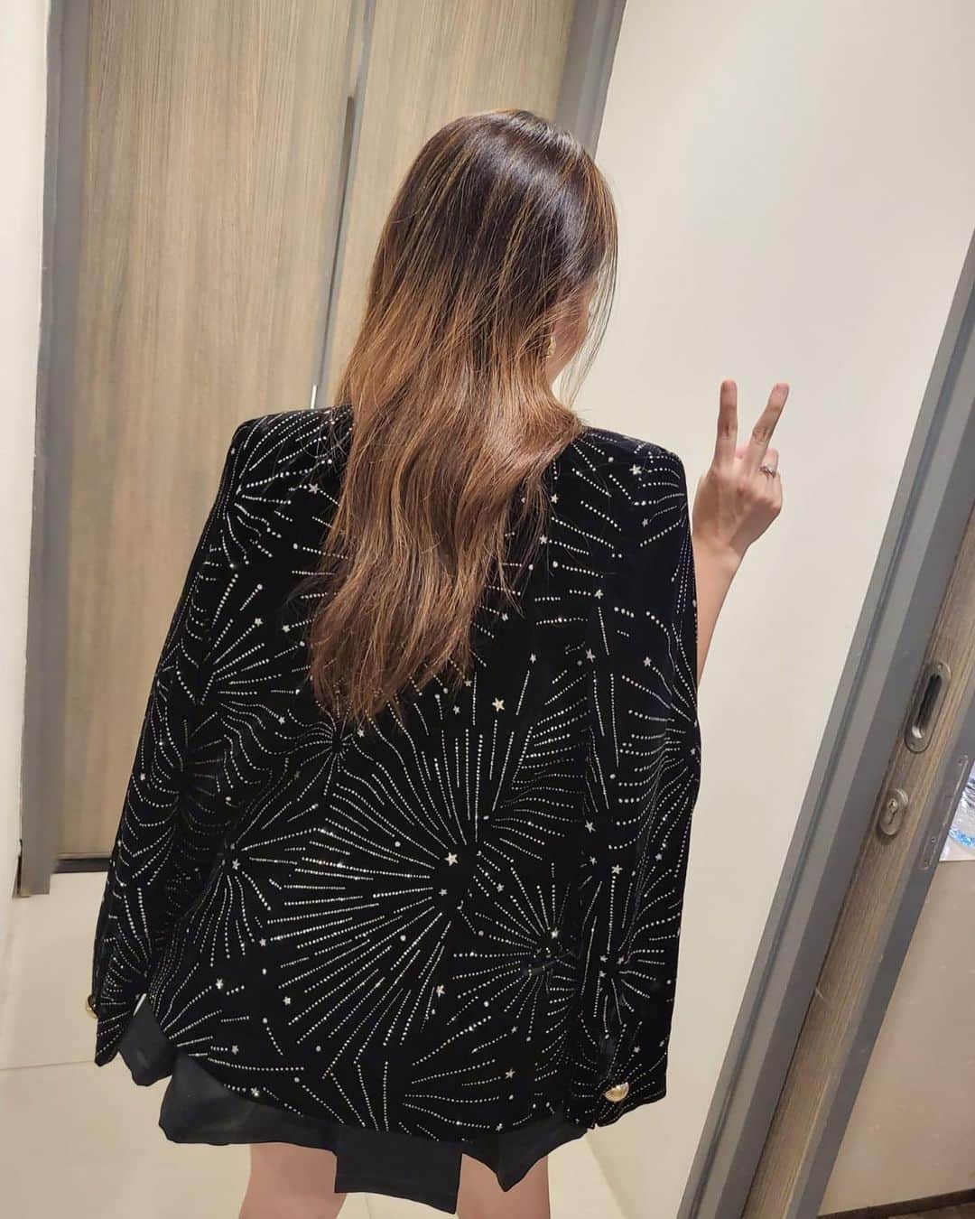 アユ・ティンティンさんのインスタグラム写真 - (アユ・ティンティンInstagram)「My Lovely blazer @martinmartin_paris 🖤✨ 너무 좋다🫶🏻🤩」5月13日 22時48分 - ayutingting92