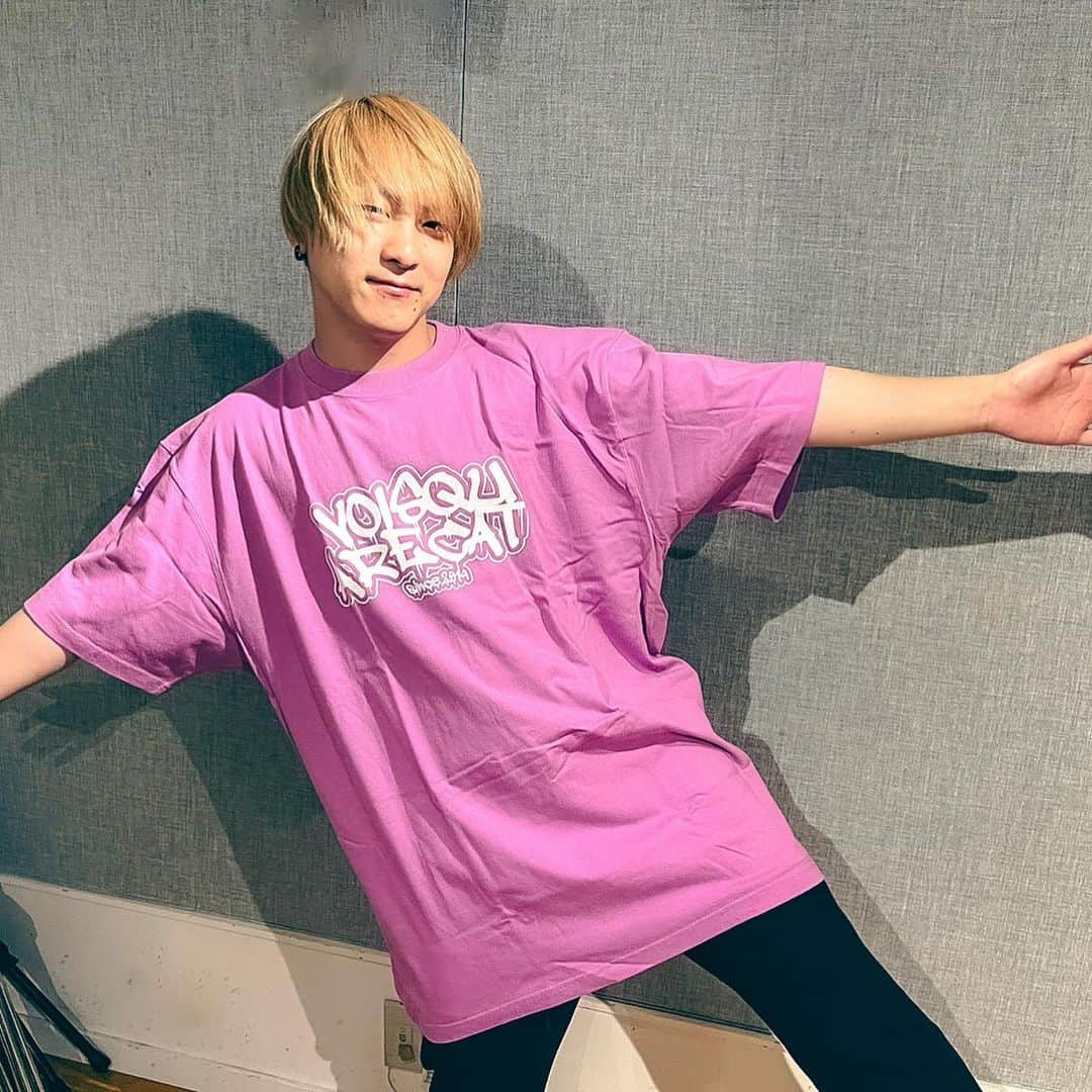 VOI SQUARE CATさんのインスタグラム写真 - (VOI SQUARE CATInstagram)「#voisquarecat  ◾︎ペイントロゴTシャツ COLOR：BLACK / WHITE / BLUE / LAVENDER SIZE：M / L / XL PRICE：¥2,500 (tax in)  睦着用：BLUE(XXL) Ayata着用：WHITE / LAVENDER(XXL) Hasshi-着用：BLACK(XXL)  バンド名スペルをペンキ風に表現したロゴをプリントした半袖Tシャツ。 ライブ・フェス参戦着や、普段着にも。新たなマストグッズになること必至！ 会場＆オンラインストアにて購入可能です。  #グッズ #バンド #バンドマン #ライブ #ライブバンド #ファッション #Tシャツ #voisquarecat #ぼいすく #バンT」5月13日 22時50分 - voisquarecat