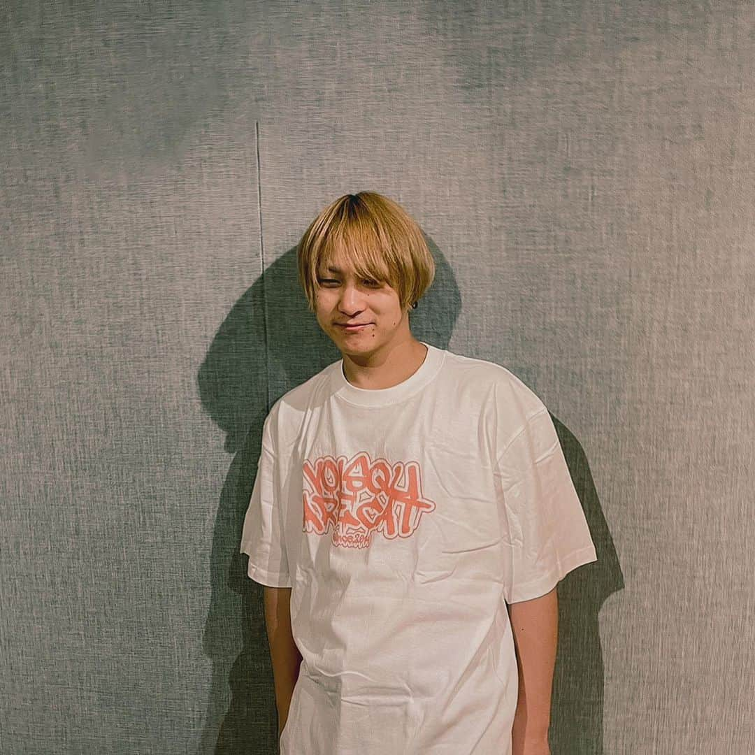 VOI SQUARE CATさんのインスタグラム写真 - (VOI SQUARE CATInstagram)「#voisquarecat  ◾︎ペイントロゴTシャツ COLOR：BLACK / WHITE / BLUE / LAVENDER SIZE：M / L / XL PRICE：¥2,500 (tax in)  睦着用：BLUE(XXL) Ayata着用：WHITE / LAVENDER(XXL) Hasshi-着用：BLACK(XXL)  バンド名スペルをペンキ風に表現したロゴをプリントした半袖Tシャツ。 ライブ・フェス参戦着や、普段着にも。新たなマストグッズになること必至！ 会場＆オンラインストアにて購入可能です。  #グッズ #バンド #バンドマン #ライブ #ライブバンド #ファッション #Tシャツ #voisquarecat #ぼいすく #バンT」5月13日 22時50分 - voisquarecat