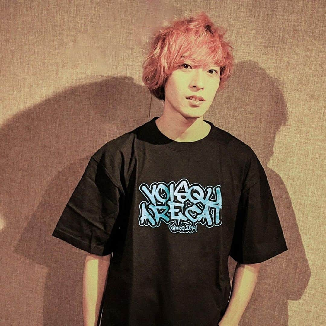 VOI SQUARE CATさんのインスタグラム写真 - (VOI SQUARE CATInstagram)「#voisquarecat  ◾︎ペイントロゴTシャツ COLOR：BLACK / WHITE / BLUE / LAVENDER SIZE：M / L / XL PRICE：¥2,500 (tax in)  睦着用：BLUE(XXL) Ayata着用：WHITE / LAVENDER(XXL) Hasshi-着用：BLACK(XXL)  バンド名スペルをペンキ風に表現したロゴをプリントした半袖Tシャツ。 ライブ・フェス参戦着や、普段着にも。新たなマストグッズになること必至！ 会場＆オンラインストアにて購入可能です。  #グッズ #バンド #バンドマン #ライブ #ライブバンド #ファッション #Tシャツ #voisquarecat #ぼいすく #バンT」5月13日 22時50分 - voisquarecat