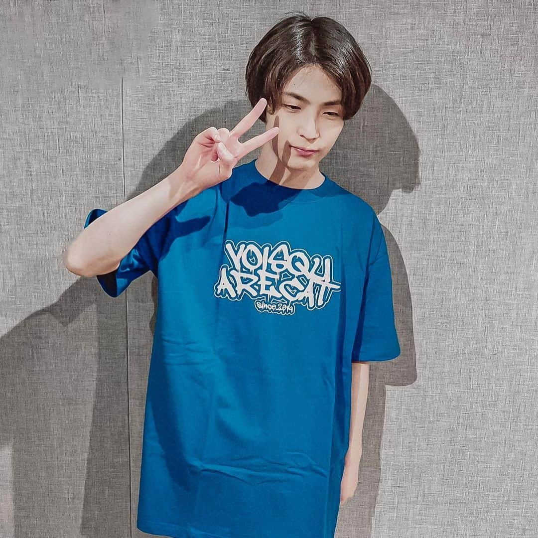 VOI SQUARE CATさんのインスタグラム写真 - (VOI SQUARE CATInstagram)「#voisquarecat  ◾︎ペイントロゴTシャツ COLOR：BLACK / WHITE / BLUE / LAVENDER SIZE：M / L / XL PRICE：¥2,500 (tax in)  睦着用：BLUE(XXL) Ayata着用：WHITE / LAVENDER(XXL) Hasshi-着用：BLACK(XXL)  バンド名スペルをペンキ風に表現したロゴをプリントした半袖Tシャツ。 ライブ・フェス参戦着や、普段着にも。新たなマストグッズになること必至！ 会場＆オンラインストアにて購入可能です。  #グッズ #バンド #バンドマン #ライブ #ライブバンド #ファッション #Tシャツ #voisquarecat #ぼいすく #バンT」5月13日 22時50分 - voisquarecat