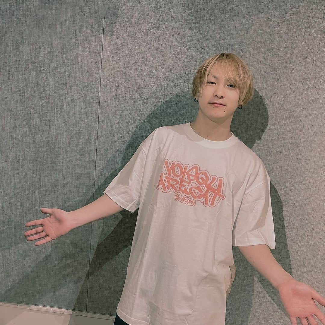 VOI SQUARE CATさんのインスタグラム写真 - (VOI SQUARE CATInstagram)「#voisquarecat  ◾︎ペイントロゴTシャツ COLOR：BLACK / WHITE / BLUE / LAVENDER SIZE：M / L / XL PRICE：¥2,500 (tax in)  睦着用：BLUE(XXL) Ayata着用：WHITE / LAVENDER(XXL) Hasshi-着用：BLACK(XXL)  バンド名スペルをペンキ風に表現したロゴをプリントした半袖Tシャツ。 ライブ・フェス参戦着や、普段着にも。新たなマストグッズになること必至！ 会場＆オンラインストアにて購入可能です。  #グッズ #バンド #バンドマン #ライブ #ライブバンド #ファッション #Tシャツ #voisquarecat #ぼいすく #バンT」5月13日 22時50分 - voisquarecat