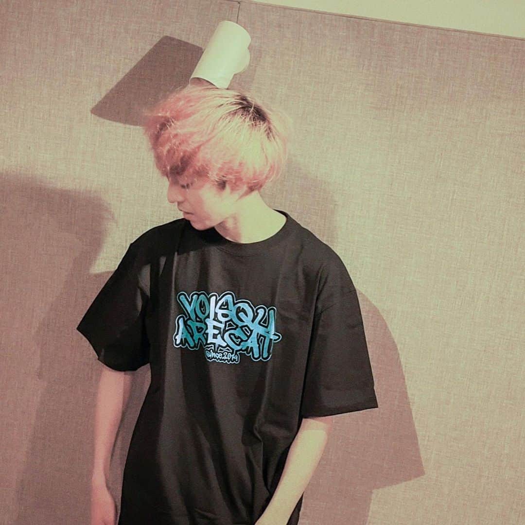 VOI SQUARE CATのインスタグラム：「#voisquarecat  ◾︎ペイントロゴTシャツ COLOR：BLACK / WHITE / BLUE / LAVENDER SIZE：M / L / XL PRICE：¥2,500 (tax in)  睦着用：BLUE(XXL) Ayata着用：WHITE / LAVENDER(XXL) Hasshi-着用：BLACK(XXL)  バンド名スペルをペンキ風に表現したロゴをプリントした半袖Tシャツ。 ライブ・フェス参戦着や、普段着にも。新たなマストグッズになること必至！ 会場＆オンラインストアにて購入可能です。  #グッズ #バンド #バンドマン #ライブ #ライブバンド #ファッション #Tシャツ #voisquarecat #ぼいすく #バンT」