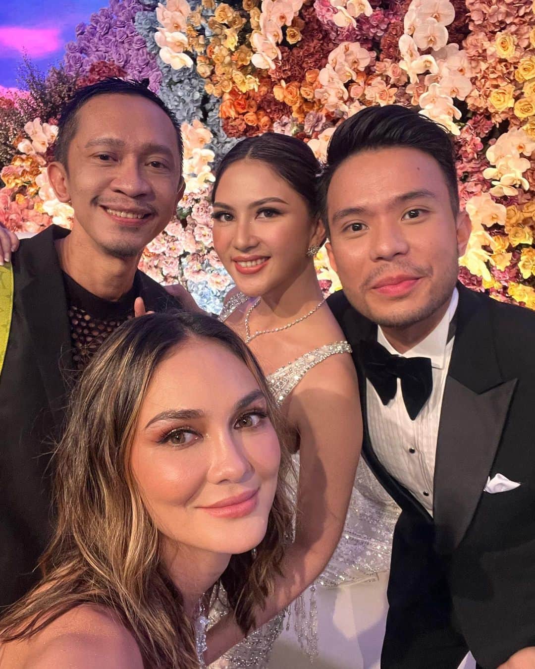 ルナ・マヤのインスタグラム：「Congratulations lovebirds @jscmila ❤️」