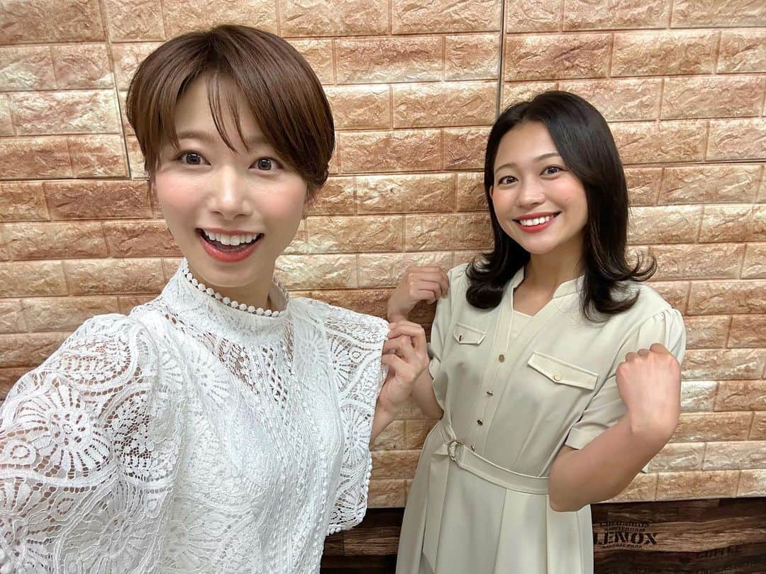 のインスタグラム：「🤍 白いワンピースがお揃いだったね〜🥰  OA終わりの深夜 アナウンス室に戻ってお喋りしてました🌝✨」