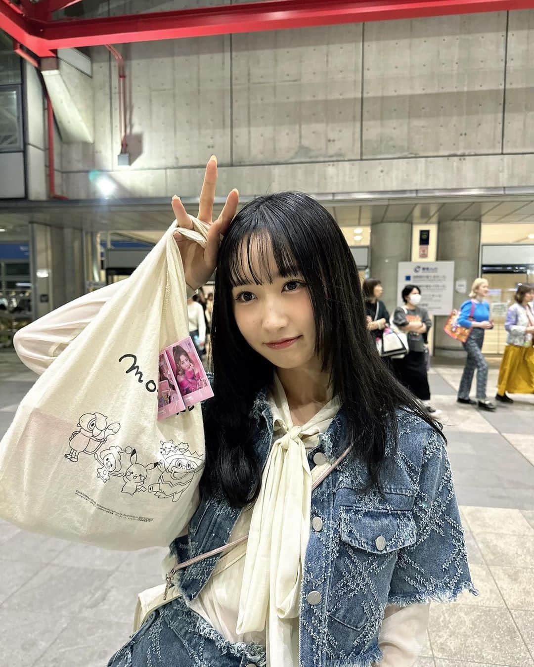 辻優衣さんのインスタグラム写真 - (辻優衣Instagram)「初KCON でした。  なんかもう全てが楽しかったなって 元々エビ5人の時推してたんだけどライブがコロナで延期になってからあまり追えてなかったんだけどやっぱり好きだなってなったよ~BREATHやるのはびっくりした最高すぎる見れないよな~なんて話してたから嬉しかった 〆がアチズなのやばいしDXTEENがcandyやるのも熱いよね ていうかルセラもしかして新曲みれる！？なんて結構覚悟して行ったんだけど覚悟して行った意味無いくらい良すぎて叫んじゃった可愛いしか言ってなかった VIVIZも可愛かったしATBOも可愛かったしJO1のDYNAMITEも良かったしXGオーラやばいし初手iKON出るとは思わないよね  チケット取ってくれたえりんこに感謝…👼🏻 私は全て落ちました。  次も行けたらいいな、！ 心残りは『もっと早く行けばよかった』です。  これからもKPOP DJとしてみんなにKPOP知ってもらうために頑張ります。  直近では5/20です！50分です！頑張ります！ .  .  .  .  #アイドル #グラビア #ミスマガジン2021 #ミスマガジン  #KCON  #instagood #ootd #japanesegirl #japaneseidol #happy  #ab6ix #데일리 #좋아요 #셀카 #셀스타그램 #인스타 #일본 #02」5月13日 23時04分 - yui___2g