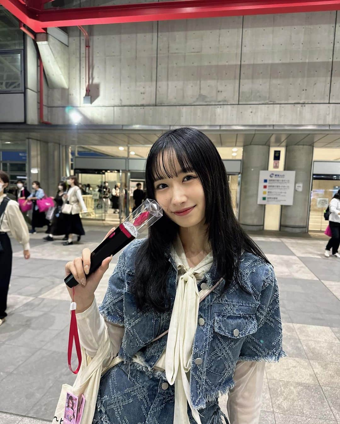 辻優衣さんのインスタグラム写真 - (辻優衣Instagram)「初KCON でした。  なんかもう全てが楽しかったなって 元々エビ5人の時推してたんだけどライブがコロナで延期になってからあまり追えてなかったんだけどやっぱり好きだなってなったよ~BREATHやるのはびっくりした最高すぎる見れないよな~なんて話してたから嬉しかった 〆がアチズなのやばいしDXTEENがcandyやるのも熱いよね ていうかルセラもしかして新曲みれる！？なんて結構覚悟して行ったんだけど覚悟して行った意味無いくらい良すぎて叫んじゃった可愛いしか言ってなかった VIVIZも可愛かったしATBOも可愛かったしJO1のDYNAMITEも良かったしXGオーラやばいし初手iKON出るとは思わないよね  チケット取ってくれたえりんこに感謝…👼🏻 私は全て落ちました。  次も行けたらいいな、！ 心残りは『もっと早く行けばよかった』です。  これからもKPOP DJとしてみんなにKPOP知ってもらうために頑張ります。  直近では5/20です！50分です！頑張ります！ .  .  .  .  #アイドル #グラビア #ミスマガジン2021 #ミスマガジン  #KCON  #instagood #ootd #japanesegirl #japaneseidol #happy  #ab6ix #데일리 #좋아요 #셀카 #셀스타그램 #인스타 #일본 #02」5月13日 23時04分 - yui___2g