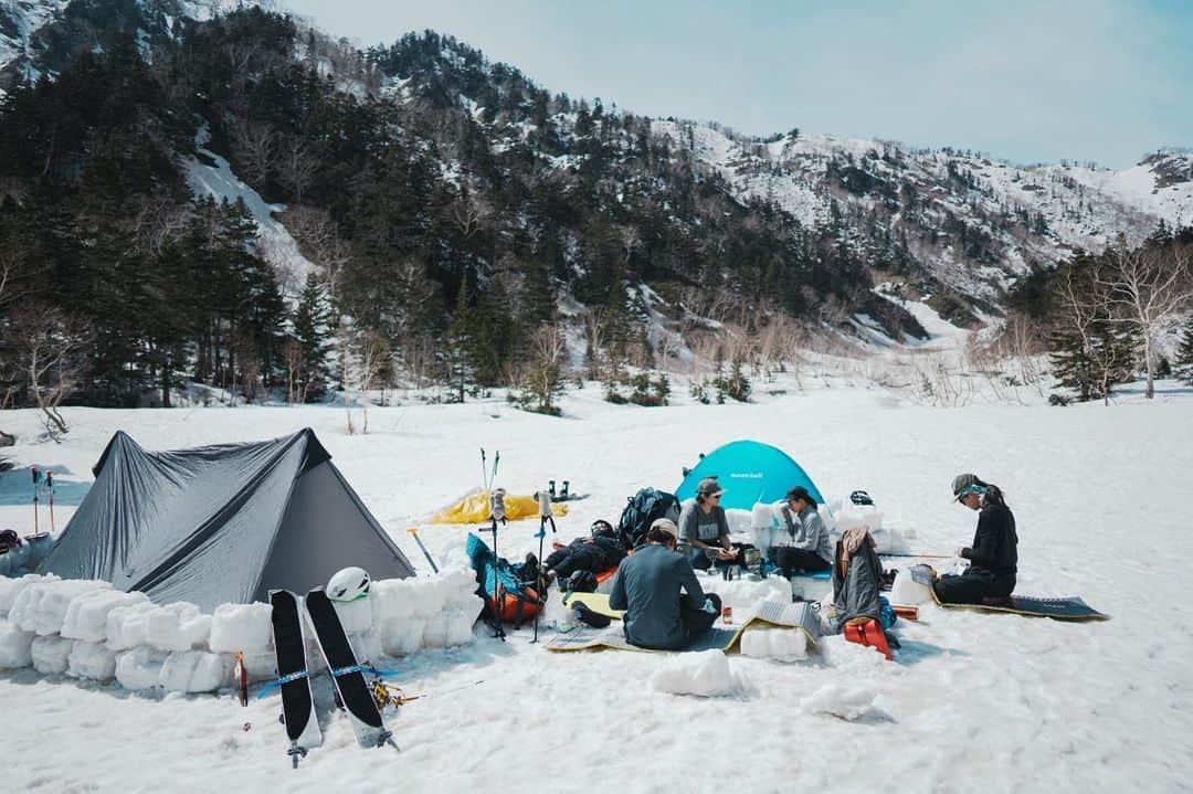 今井胡桃のインスタグラム：「初めての雪山でのテント泊も⛺️ いい経験できました！ 星が綺麗だった〜💫  📸 @reo.c」