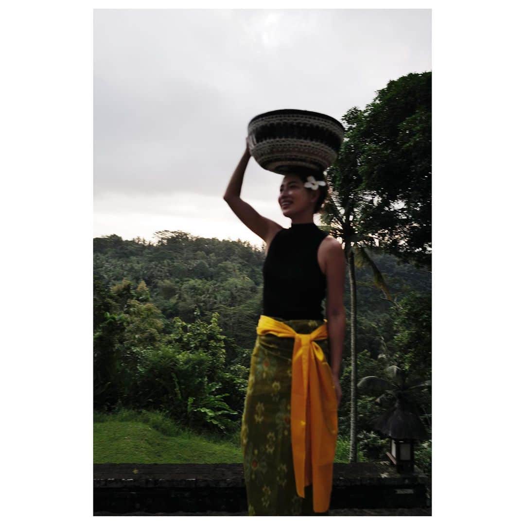 JUNNAさんのインスタグラム写真 - (JUNNAInstagram)「🥭  宿に用意されたサルンを巻いて。  バリの村落をコンセプトに作られたアマンダリ。バリ中心部にある芸術の故郷ウブドから５分、クデワタン村に隣接するアマンダリの大きなテーマ“リビング・ウィズ・コミュニティ”アマンダリの70％のスタッフはクデワタン村の住人で、住人が働きやすい環境をつくり、レストランで提供されるミルクや卵、野菜なども近隣から調達され“共存共栄”をしている。 屋根葺きの草、竹の屋根、ココナッツの柱、石、木材の床など、ゲストの滞在するビラにも地元の材料が使われている。  クデワタン村に生まれた女の子は、通過儀礼のようにして「アマンダリ」で伝統舞踏を習い、ゲストを迎えるフラワーガールになるそう。  滞在中も毎日可愛い練習風景を目にした。  📍 @amandari_resort    #only#バリ#amandari#junna✈️」5月13日 22時59分 - junna