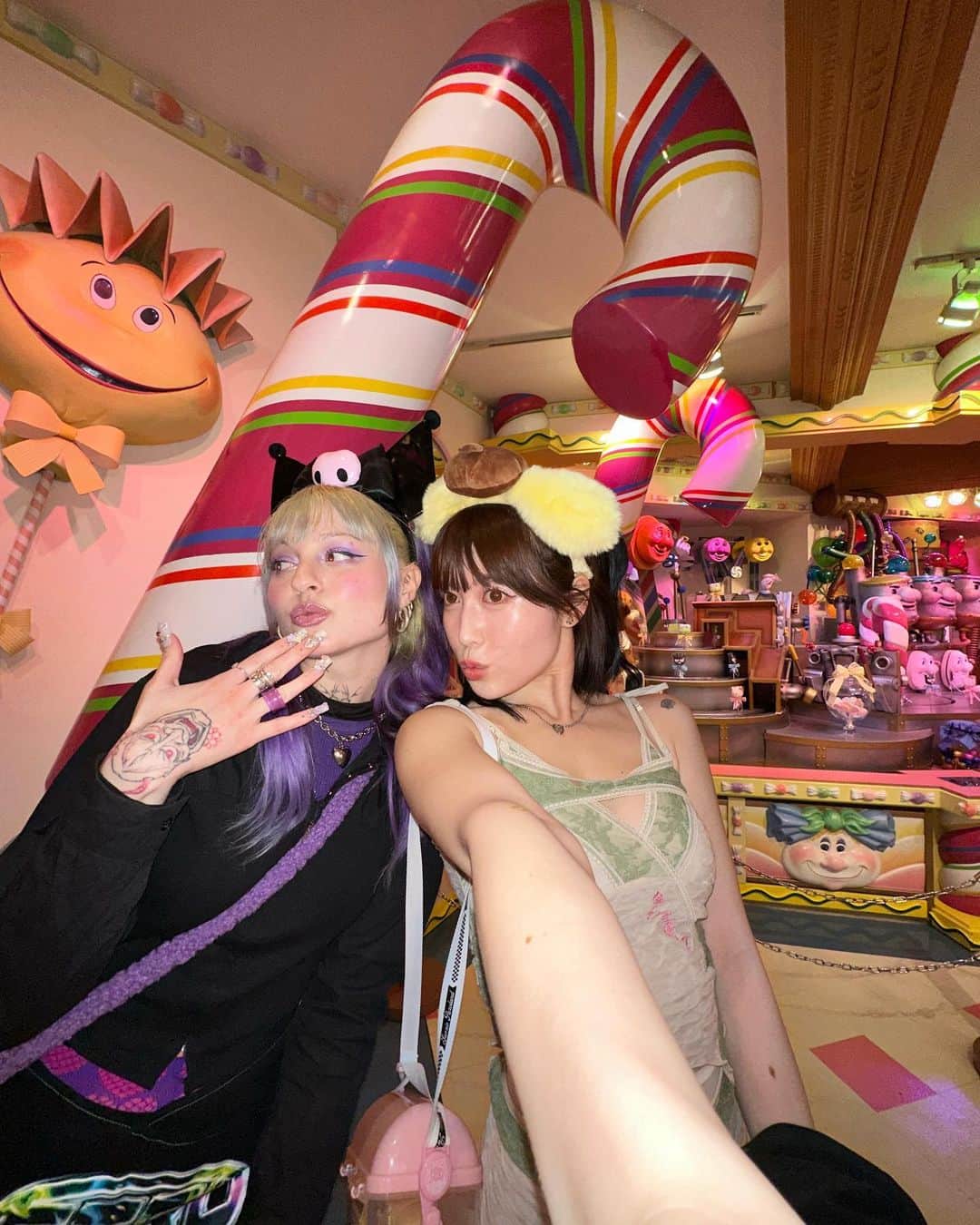 柚月瀬那のインスタグラム：「Sanrio Puroland with bday princess @aka.emanuela 😈👸💜🎀🎂🩷 happy birthday🍒だーい好き 全部が可愛い女の子エマたん」