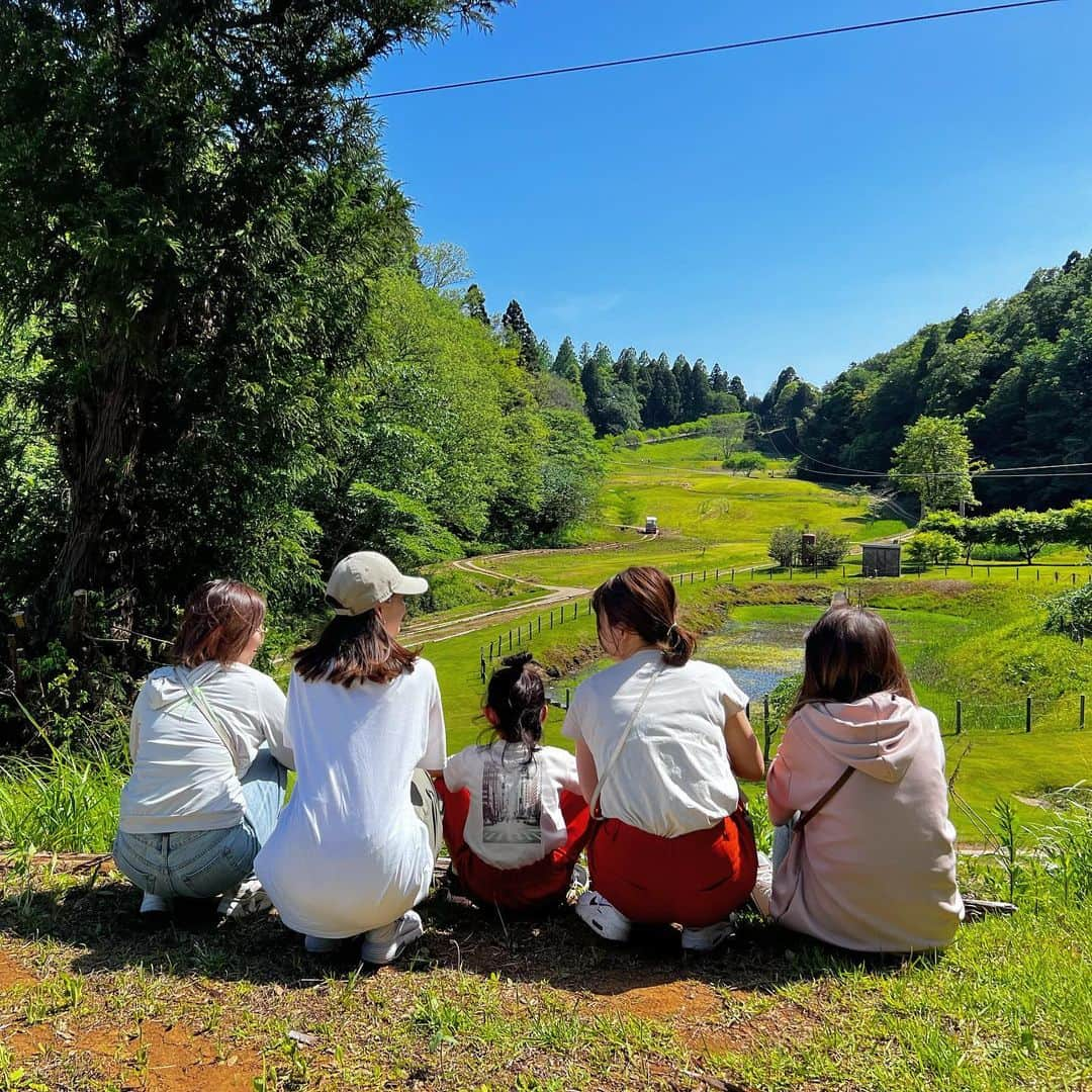 中城あすかのインスタグラム：「GWの思い出🌱  今年は家族で千葉のターザニアとグランピングでアウトドアを満喫しました☀️  思ったよりハードでガッツリとアスレチックを堪能しました！！ いい運動💪🏼  最後にロングジップラインをやったんだけど、すっごい気持ちよかった〜！  6枚目の画像がジップラインの到着地点から撮った写真なんだけど、スタート地点ははるか向こうなの分かるかな？  ながーくて景色も良くて楽しかった〜🌲  またジップラインやりたい！  グランピングについてはまた別でアップします🏕️  #gw #gwの思い出 #2023 #千葉 #ターザニア #千葉ターザニア #ゴールデンウィーク #ゴールデンウィーク旅行 #家族旅行」