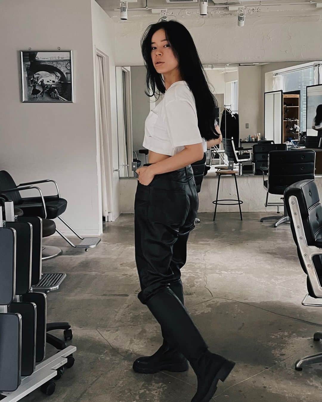 藤川ありすのインスタグラム：「雨の日のめっちゃシンプルコーデ。 顔もシンプル。すっぴん。笑  t/s @alexanderwangny  p/t @zara  boots @zara   #tシャツコーデ #レインブーツ #雨の日コーデ #モード #大人カジュアル」
