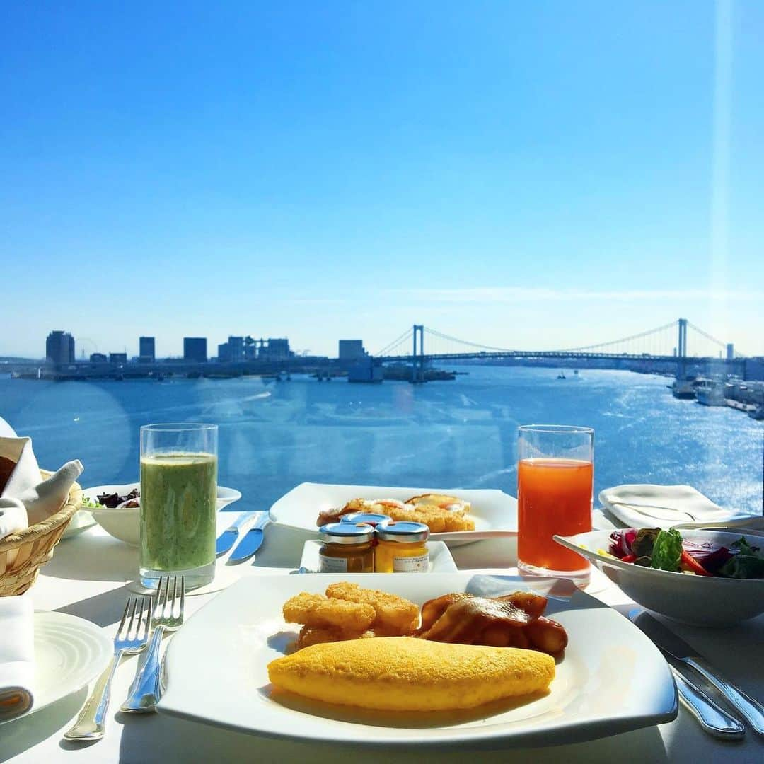 InterContinental Tokyo Bayさんのインスタグラム写真 - (InterContinental Tokyo BayInstagram)「. 🏖初夏のスペシャルオファー ホテルステイを楽しむなら公式サイトから  日本およびミクロネシアのホテルでは、2023年5月31日までアドバンスセーバー(早期 予約割引料金)とベストフレックス料金のご予約がIHG One Rewards会員限定で 10%オフになるキャンペーンを実施中です。  IHGの公式サイトやIHG One Rewardsアプリなどからの直接予約はいつでもお得、さらに無料宿泊やマイルにも移行できるポイント獲得、レイトチェックアウトなどの特典も ご利用いただけます。 どんな旅でも、ホテルステイをより豊かに、くつろぎのひとときを!  No better time to book your dream trip to Japan and Micronesia with 10% special savings on Advance Saver and Best Flexible Rate for members only.  This offer is only available for members who book direct for participating hotels in Japan and Micronesia between 11 May to 31 May 2023.  #intercontinental  #intercontinentallife  #ihgonerewards #ihghotels  #ホテルインターコンチネンタル東京ベイ  #インターコンチネンタル東京ベイ  #初夏 #キャンペーン  #キャンペーン実施中  #ihg #海辺 #隅田川  #海の見えるホテル  #夜景 #nightview  #東京ウォータータクシー  #クルージング #tokyobay #東京湾 #海辺のホテル #リトルマンハッタン  #rainbowbridge #レインボーブリッジ  #ルーフトップバー #マンハッタン」5月13日 23時12分 - intercontitokyobay