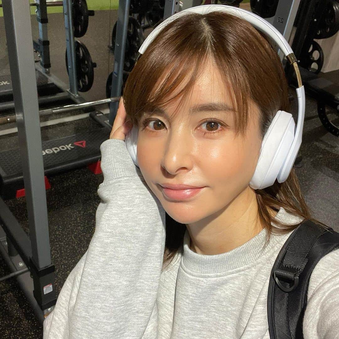 Emiのインスタグラム：「骨格ウェーブ、ストレート、ナチュラル  持って生まれた骨の長さや形は変えられない  それを生かして身体作りをする  ◯◯だから… で諦めたらそこで終わり 進化はない  ◯◯だから頑張る なら 選択肢を増やせる  自分に選択肢を与えられるか 進化する事をやめるか  You can choose anytime.  #fitness #training #yoga #pilates #diet #health #bodymake #beauty #美尻　#美脚　#美容　#アンチエイジング」