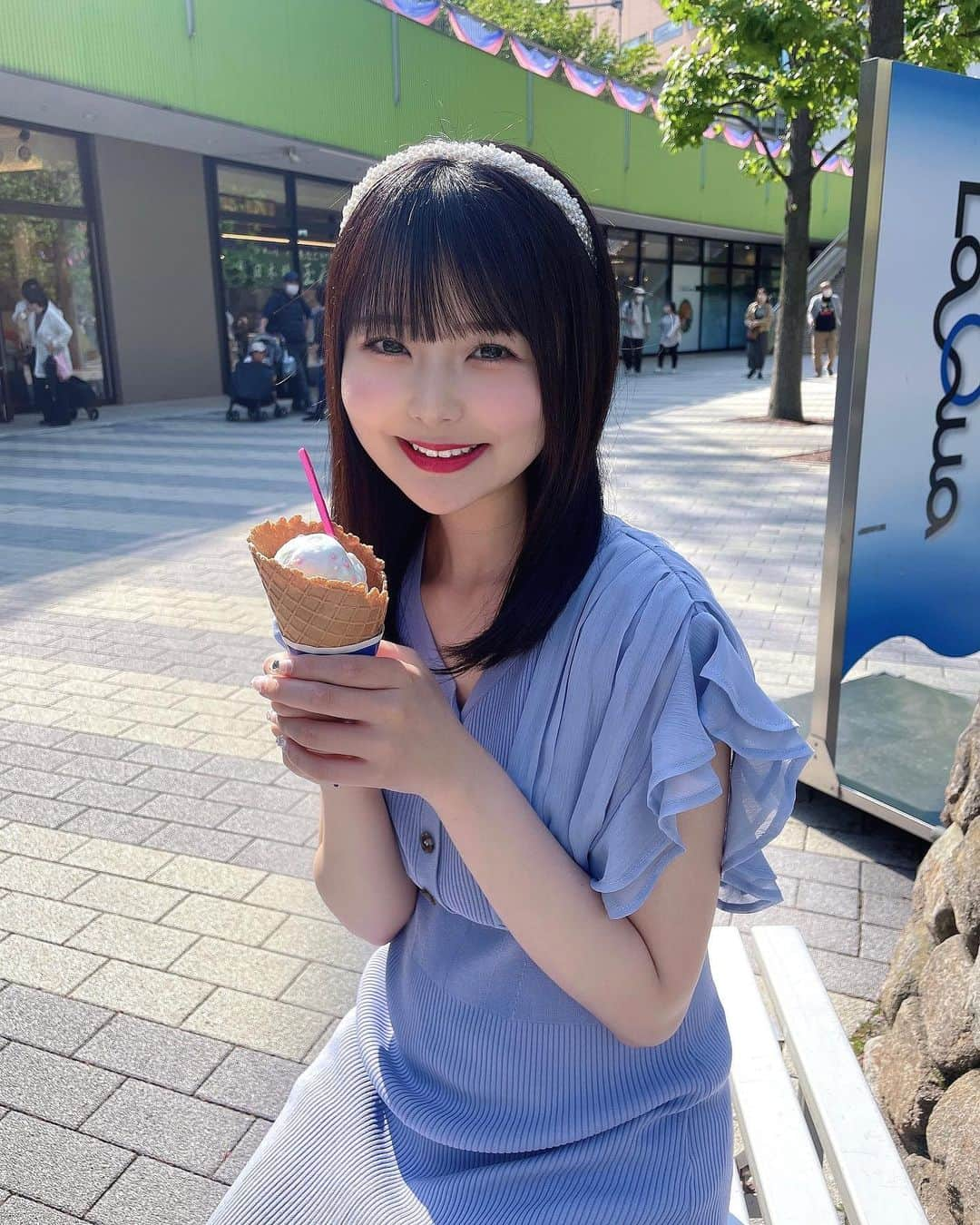 久保田沙矢香のインスタグラム：「私服も水色ばっかりだ~🐬♡  最近毎日アイス食べてるよ🍨ྀི大好き！  #lilybrown #リリーブラウン #ワンピース #夏コーデ #夏服コーデ #夏ワンピース #水色 #水色コーデ #水色系統 #ミディアムヘア #ストレートヘア #ストレート #カチューシャ #アイス #サーティワン」